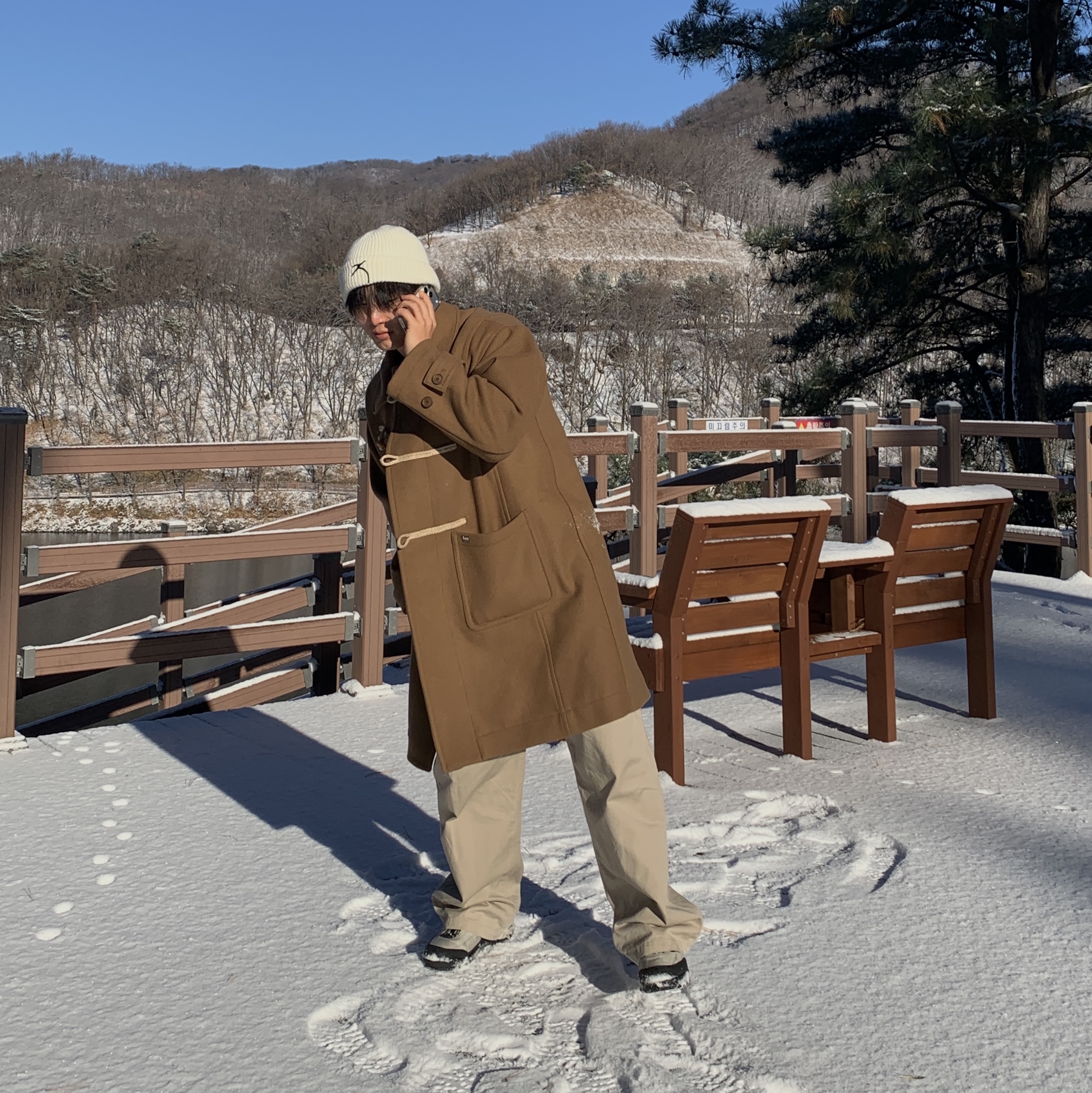 Millo Archive Reflect Curved Chino Pants Beige 착용 스타일