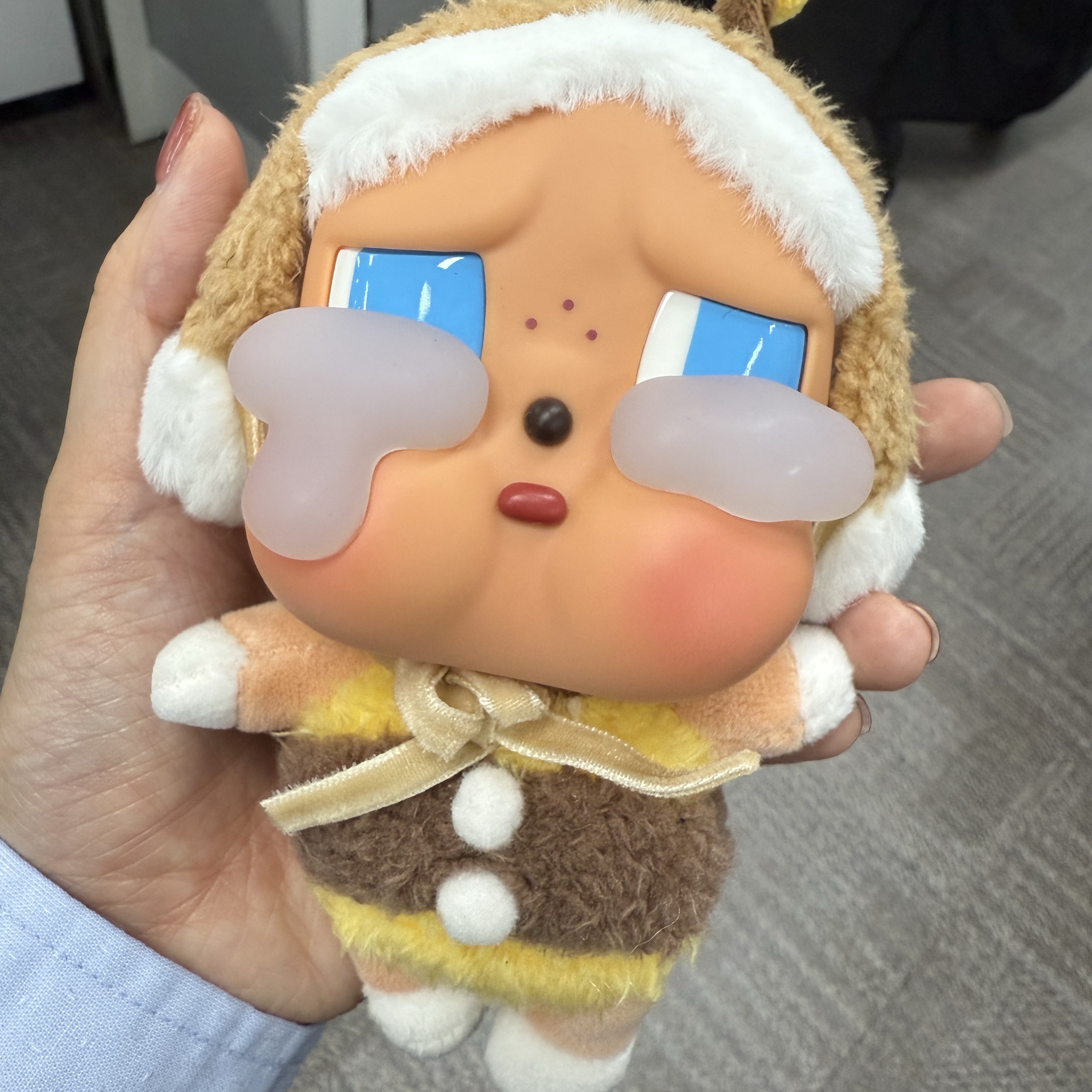 Pop Mart Crybaby Crying Again Series Plush Keyring I'll Bring You A Flower (Opened Case) 착용 스타일