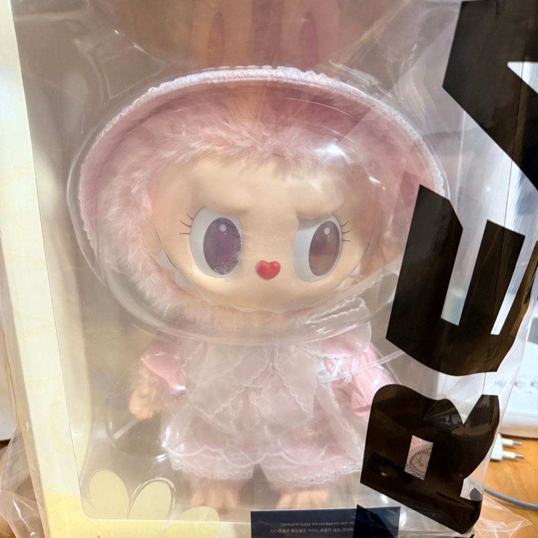 Pop Mart Labubu Mokoko Fall Into Spring Vinyl Plush Doll 착용 스타일