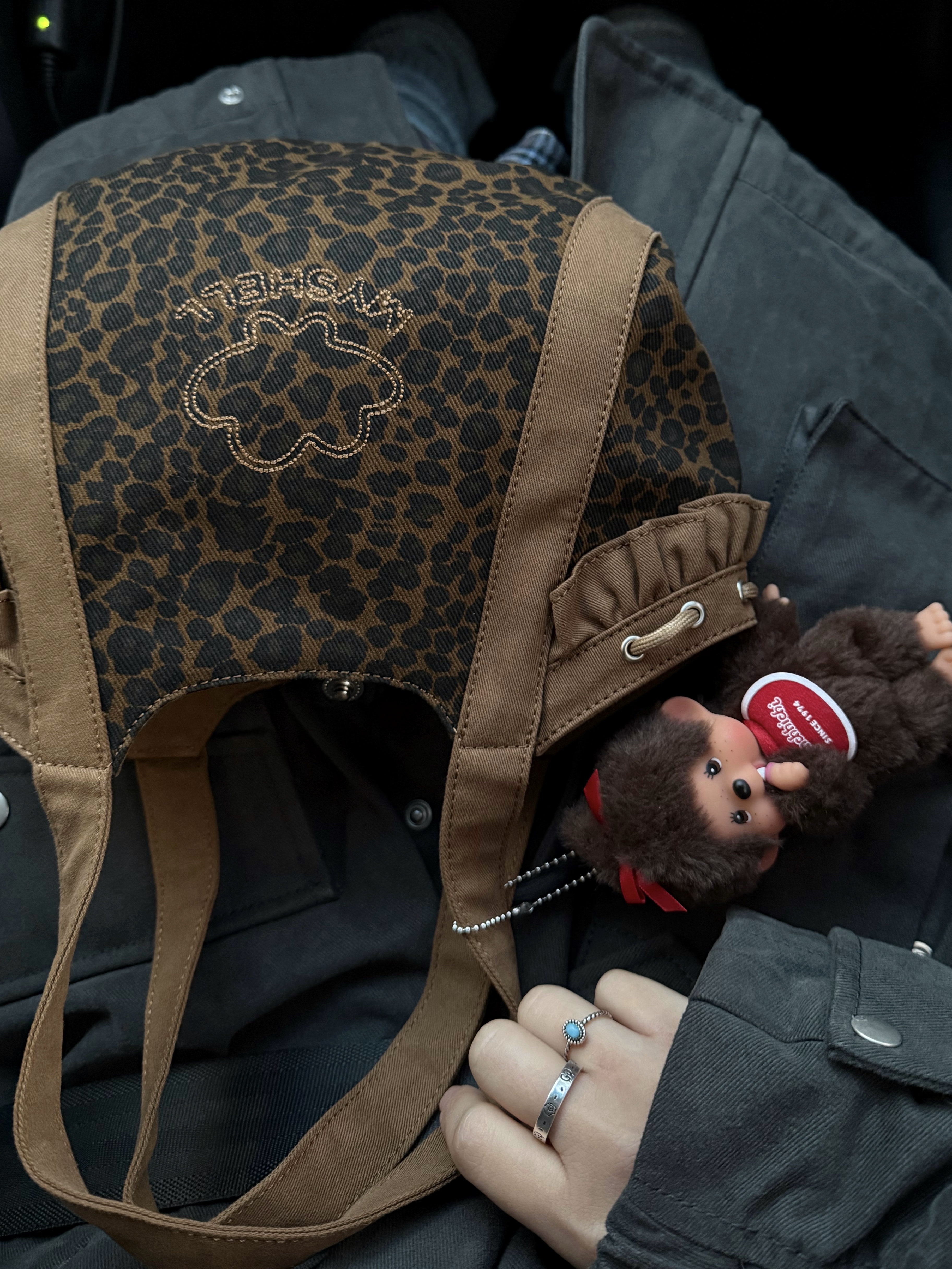Monchhichi SS Girl Key Chain Brown, Gucci Ghost Ring Silver 3.8mm 착용 스타일