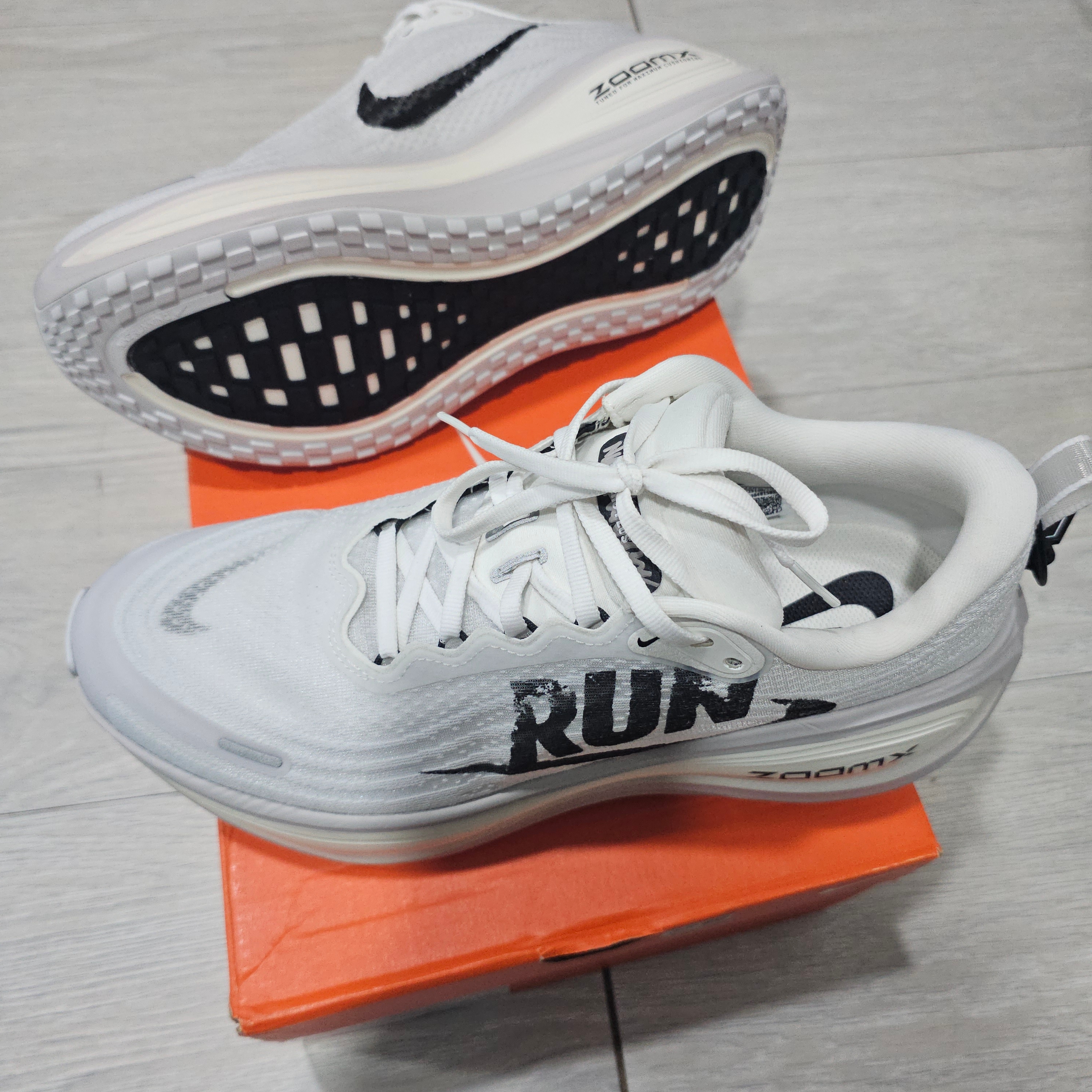 Nike Vomero Plus RUN Summit White Vast Grey 착용 스타일 - 1