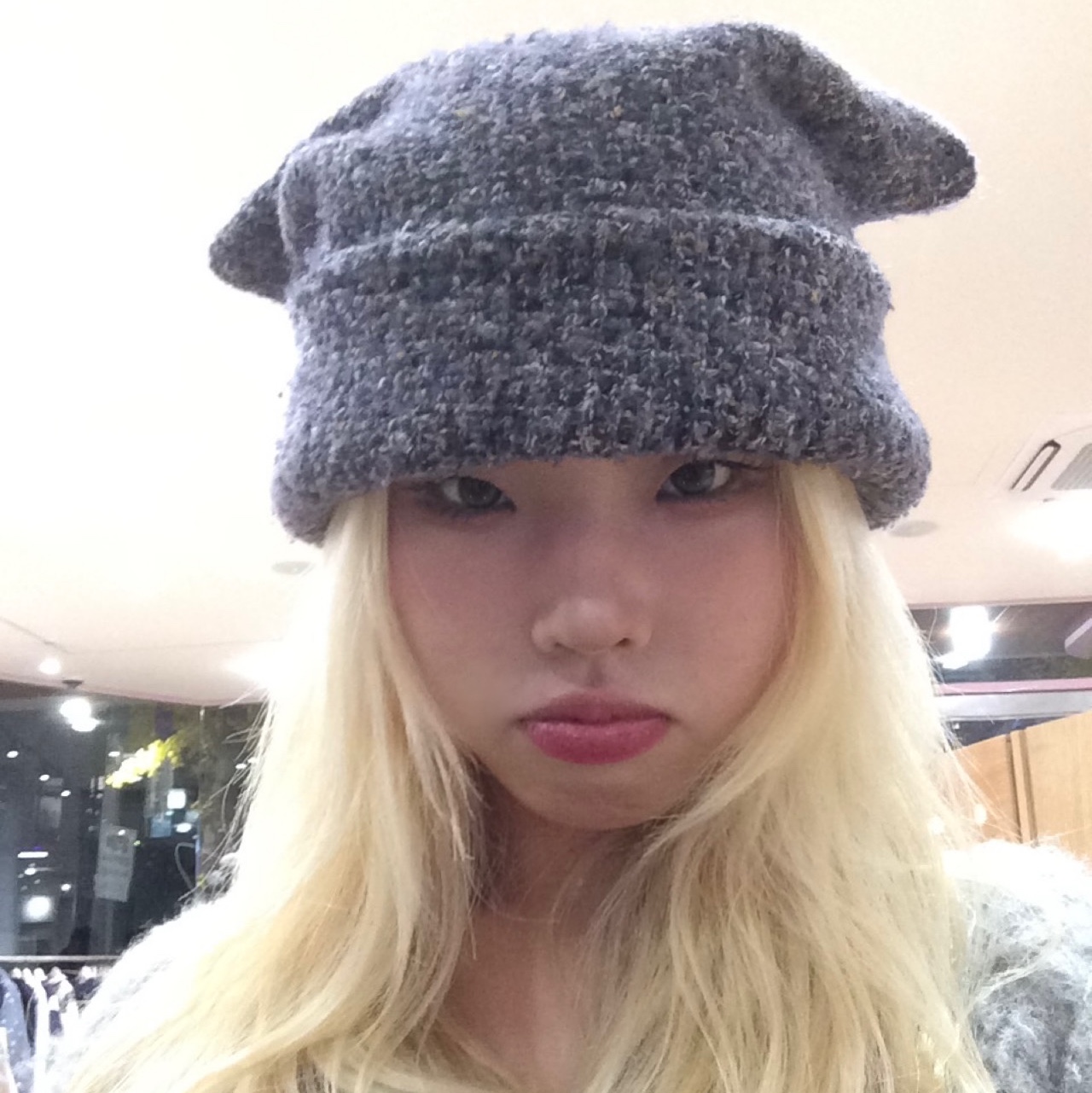 COYSEIO Wide Cat Beanie Grey 착용 스타일 - 2
