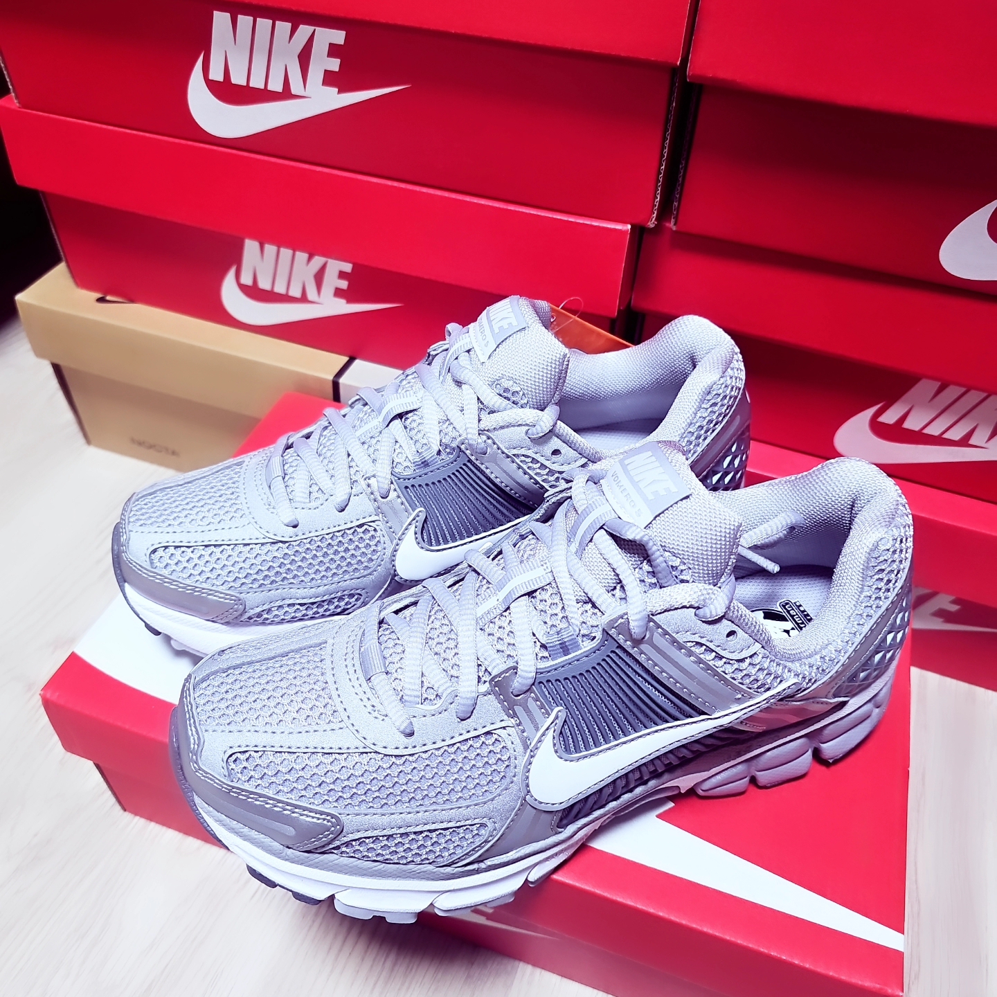 Nike Zoom Vomero 5 Wolf Grey White 착용 스타일 - 2