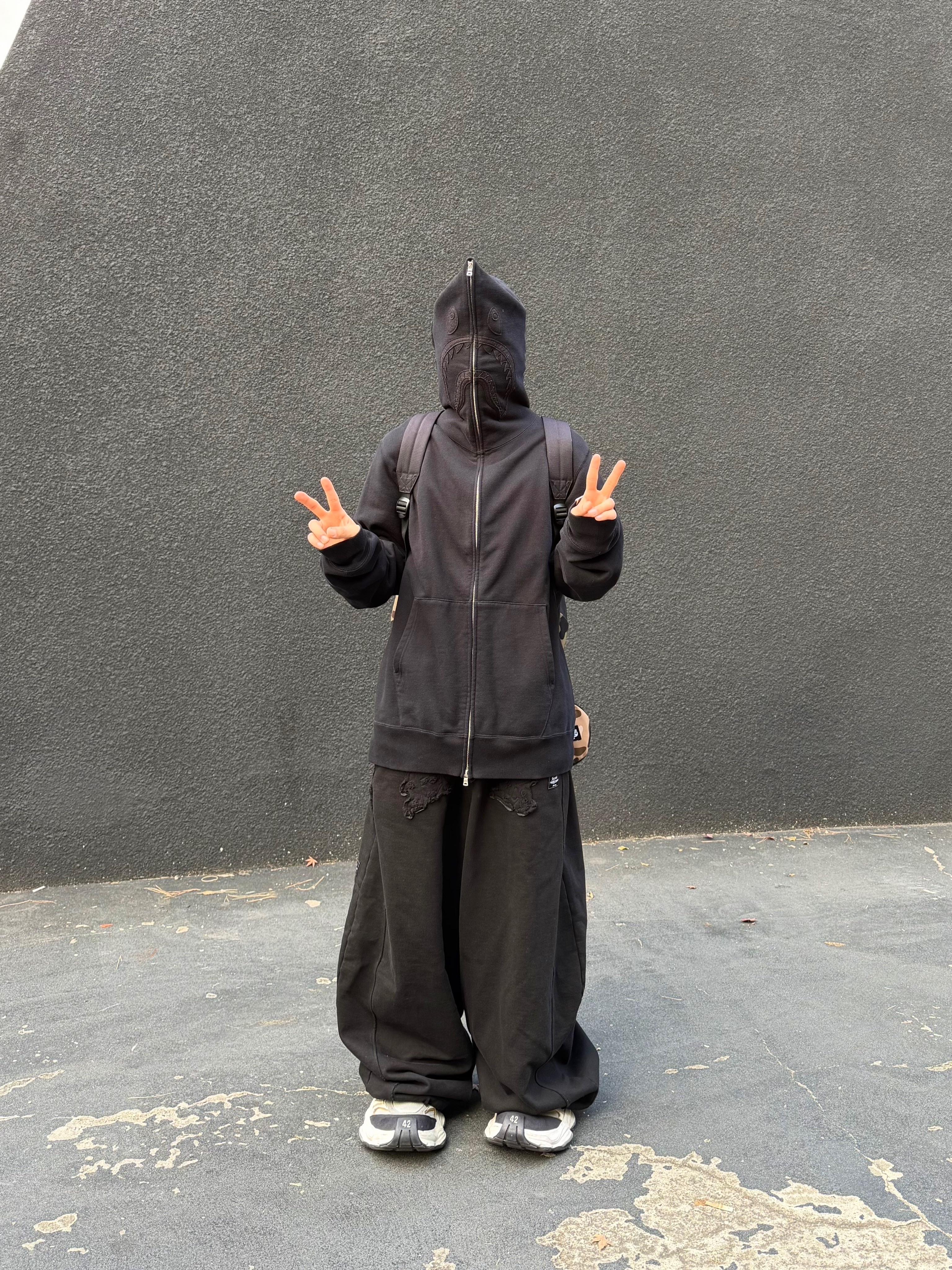 Balenciaga Cargo Sneakers White Grey, Palace Gods Gift Nein Cuff Beanie Black - 25FW 착용 스타일 - 1