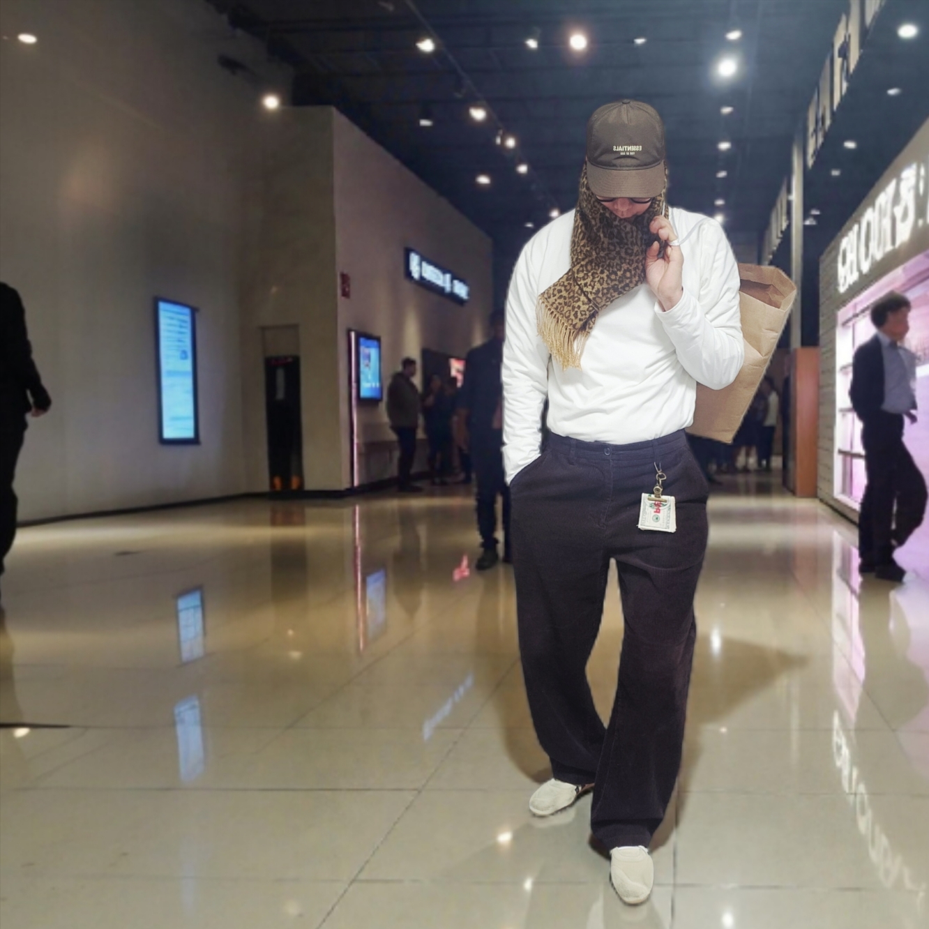 Essentials x New Era Retro Crown Strapback Brown, (W) Adidas x Song for the Mute Taekwondo Mei Cream White Core Black 착용 스타일 - 1