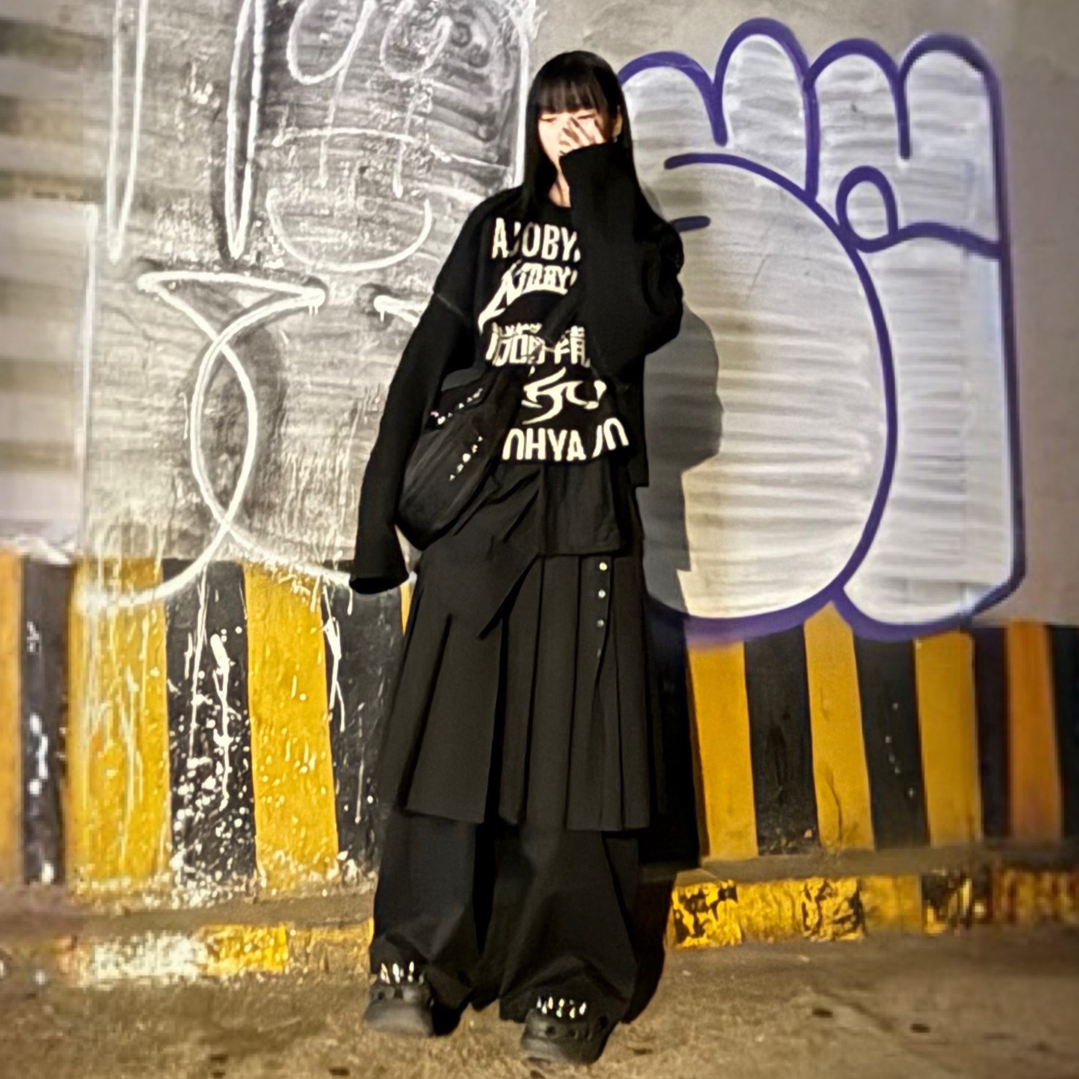 AJOBYAJO PBA Total Logo Cropped Sweater BLACK 착용 스타일 - 2
