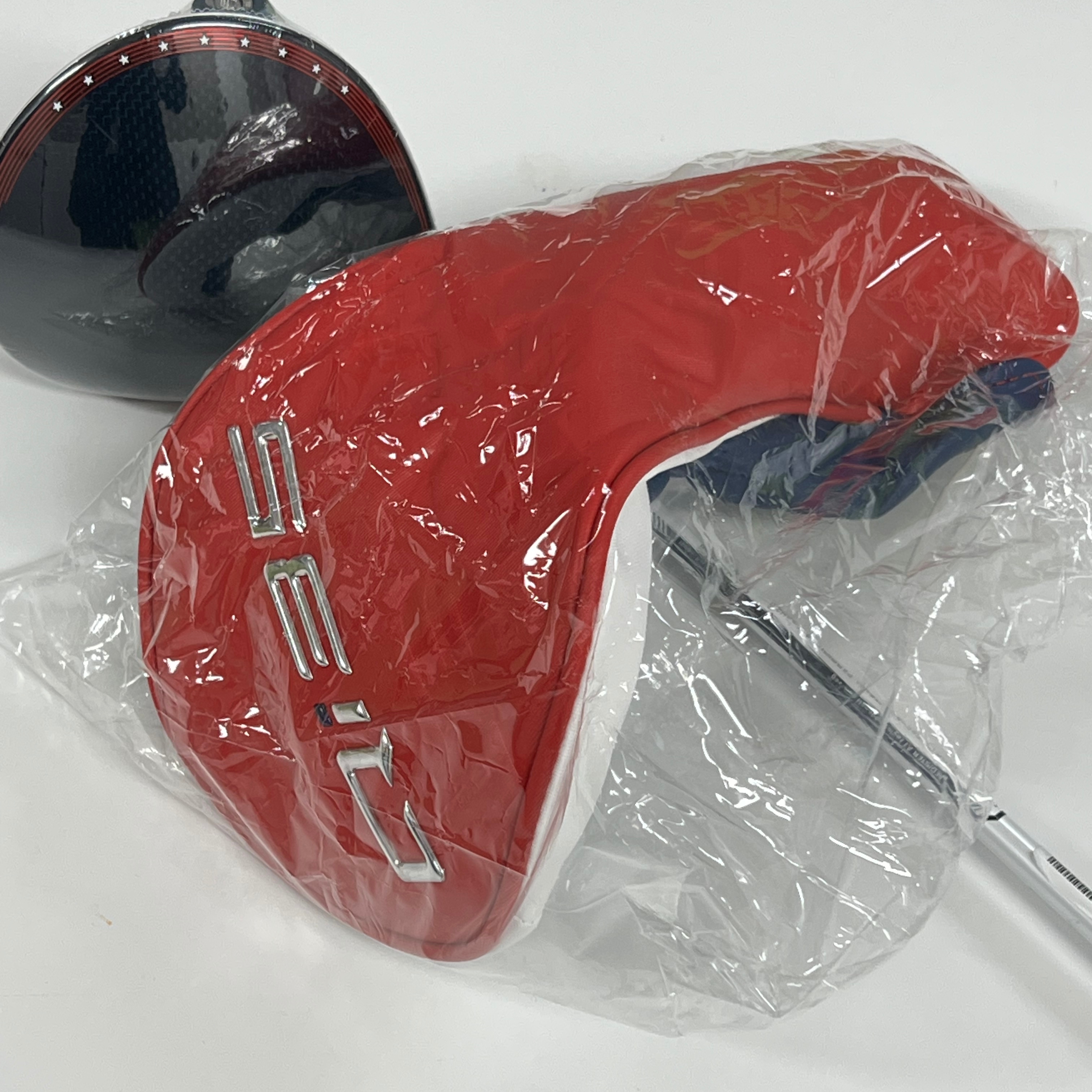 Taylormade x Kith Qi10 Driver 10.5 Loft Regular Rose 착용 스타일 - 3