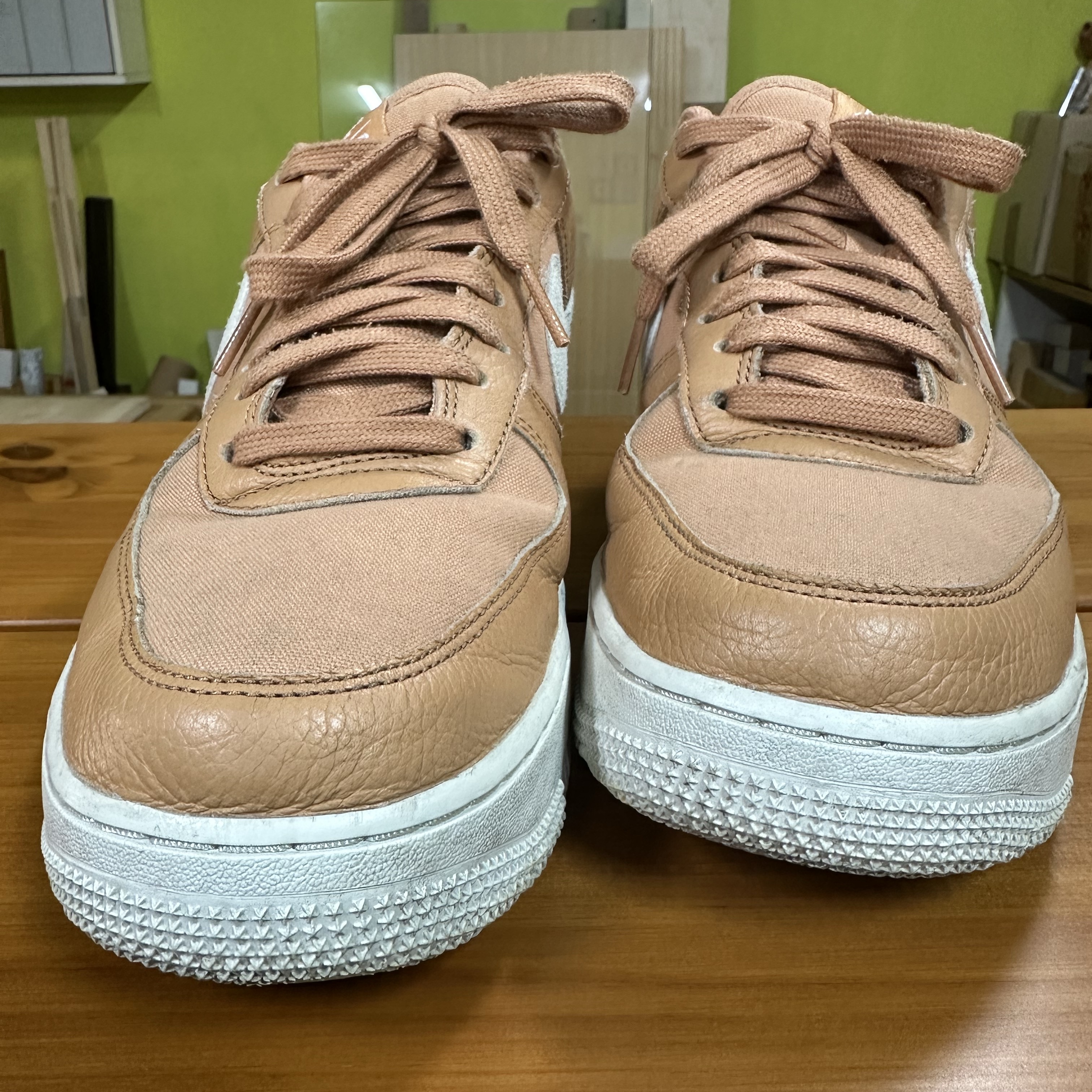 Nike Air Force 1 '07 LX Amber Brown 착용 스타일 - 2