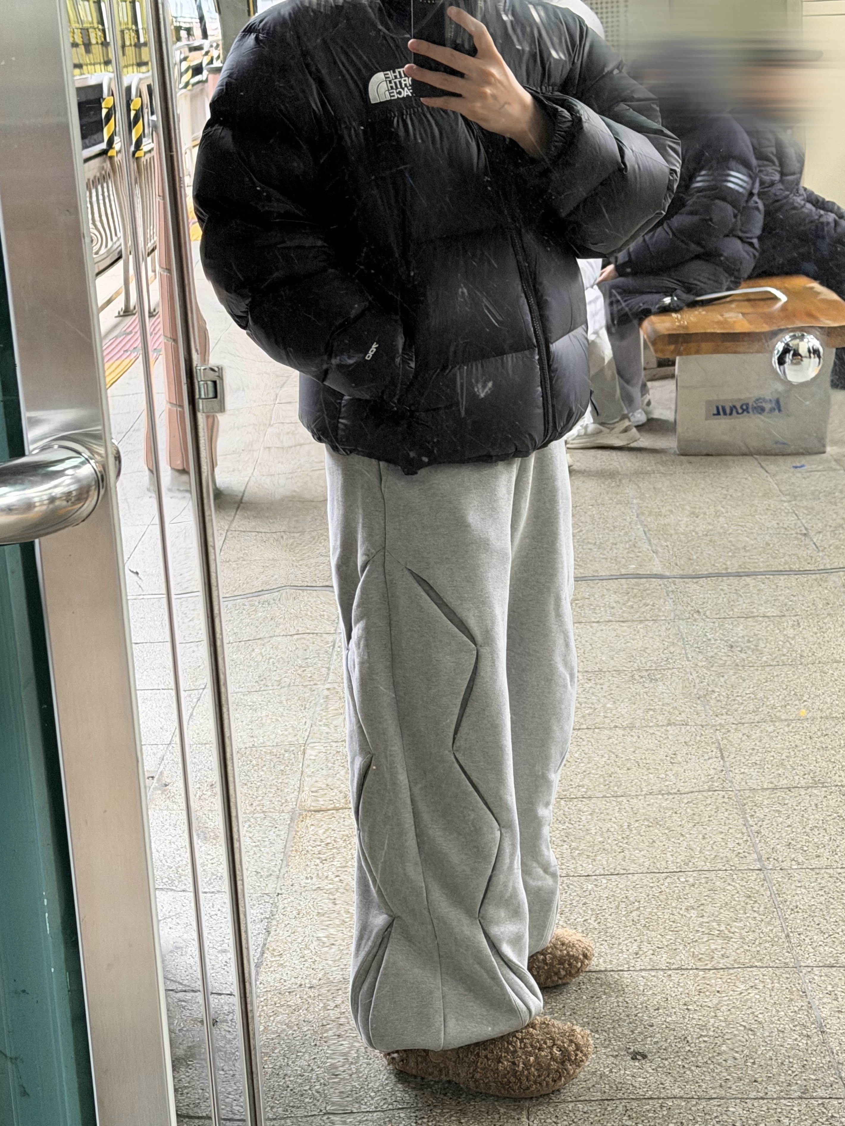 Crocs Classic Faux Doodle Fur Clog Sepia, The North Face 1996 Retro Nuptse Down Jacket TNF Black 착용 스타일