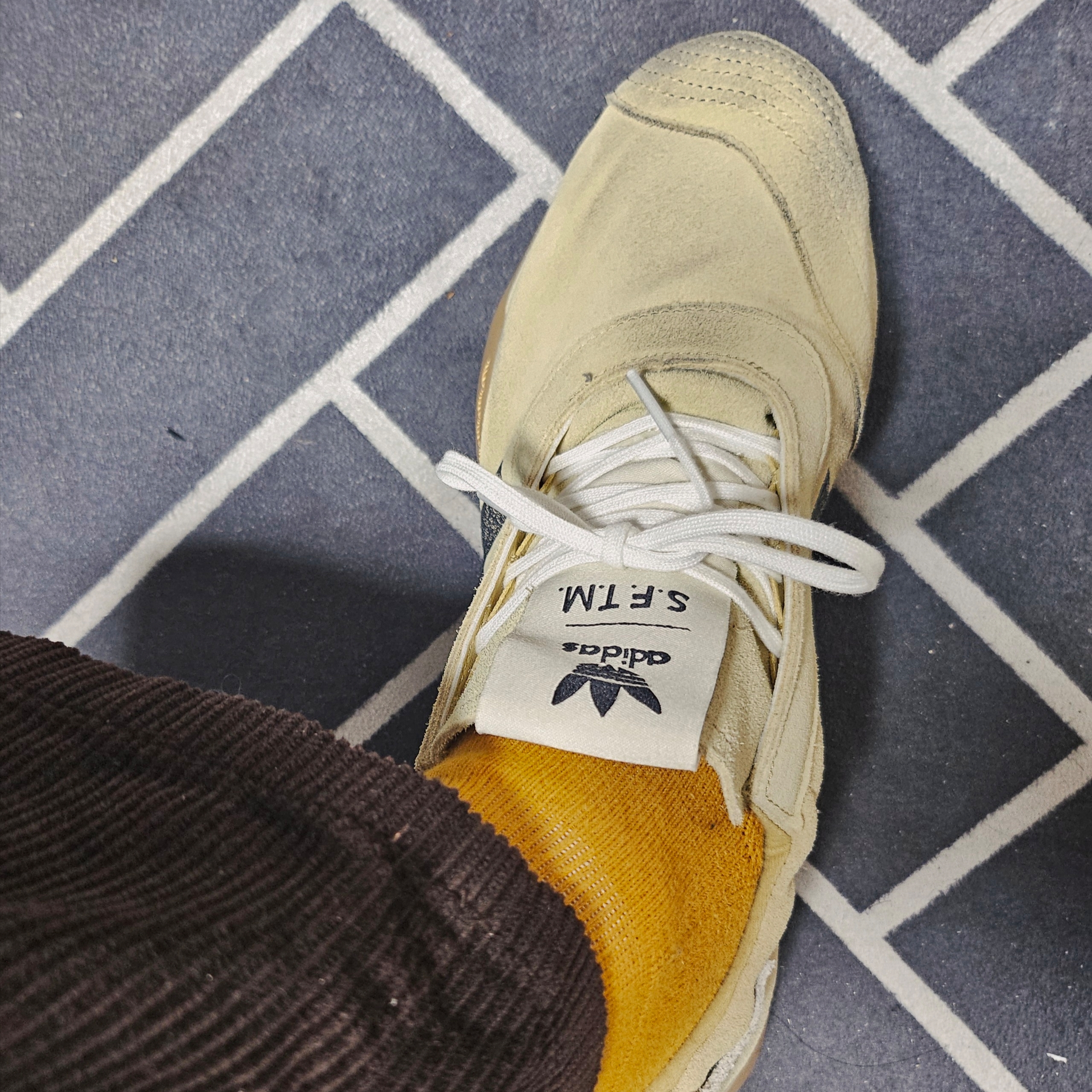 Essentials x New Era Retro Crown Strapback Brown, (W) Adidas x Song for the Mute Taekwondo Mei Cream White Core Black 착용 스타일 - 2