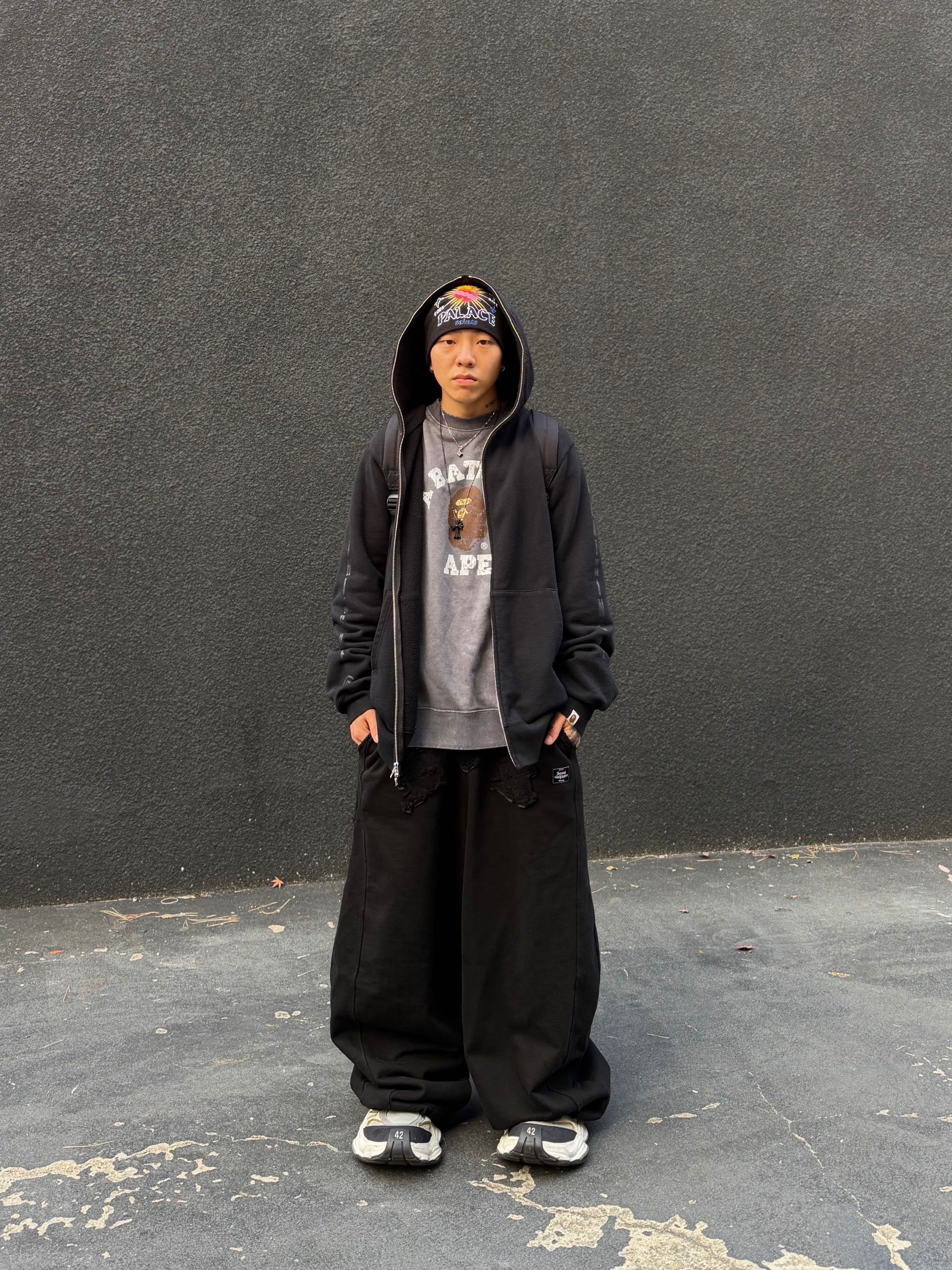 Balenciaga Cargo Sneakers White Grey, Palace Gods Gift Nein Cuff Beanie Black - 25FW 착용 스타일 - 4