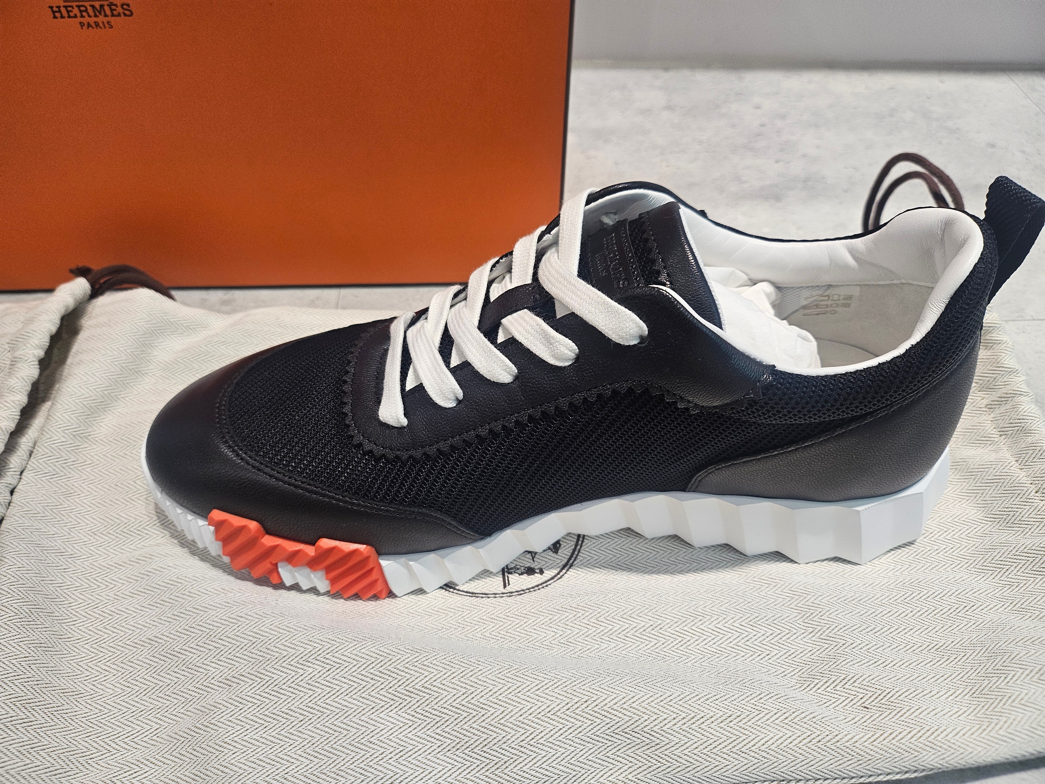 Hermes Bouncing Sneakers Technical Mesh Sport Goatskin & Noir 착용 스타일 - 1