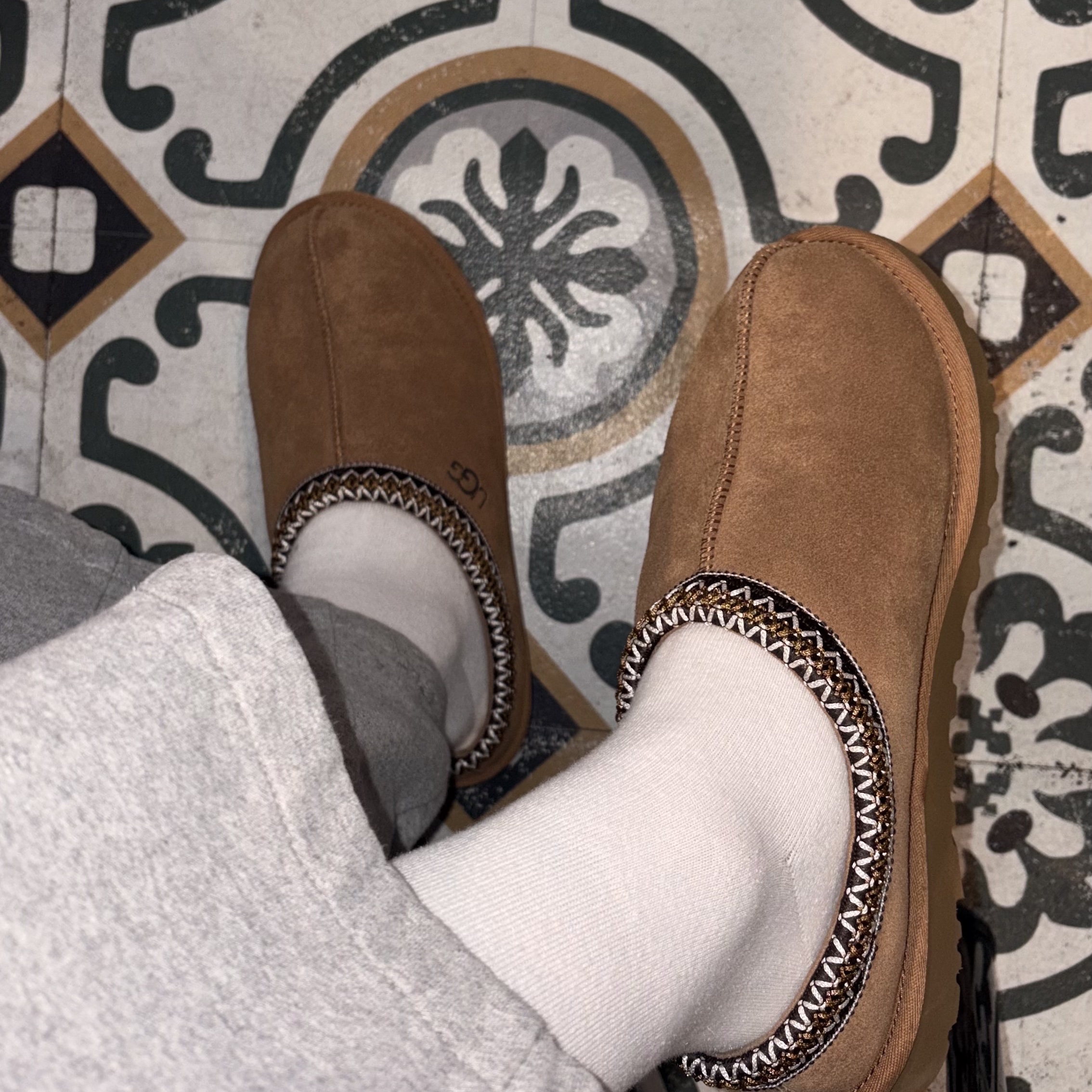 UGG Tasman Slipper Chestnut 착용 스타일