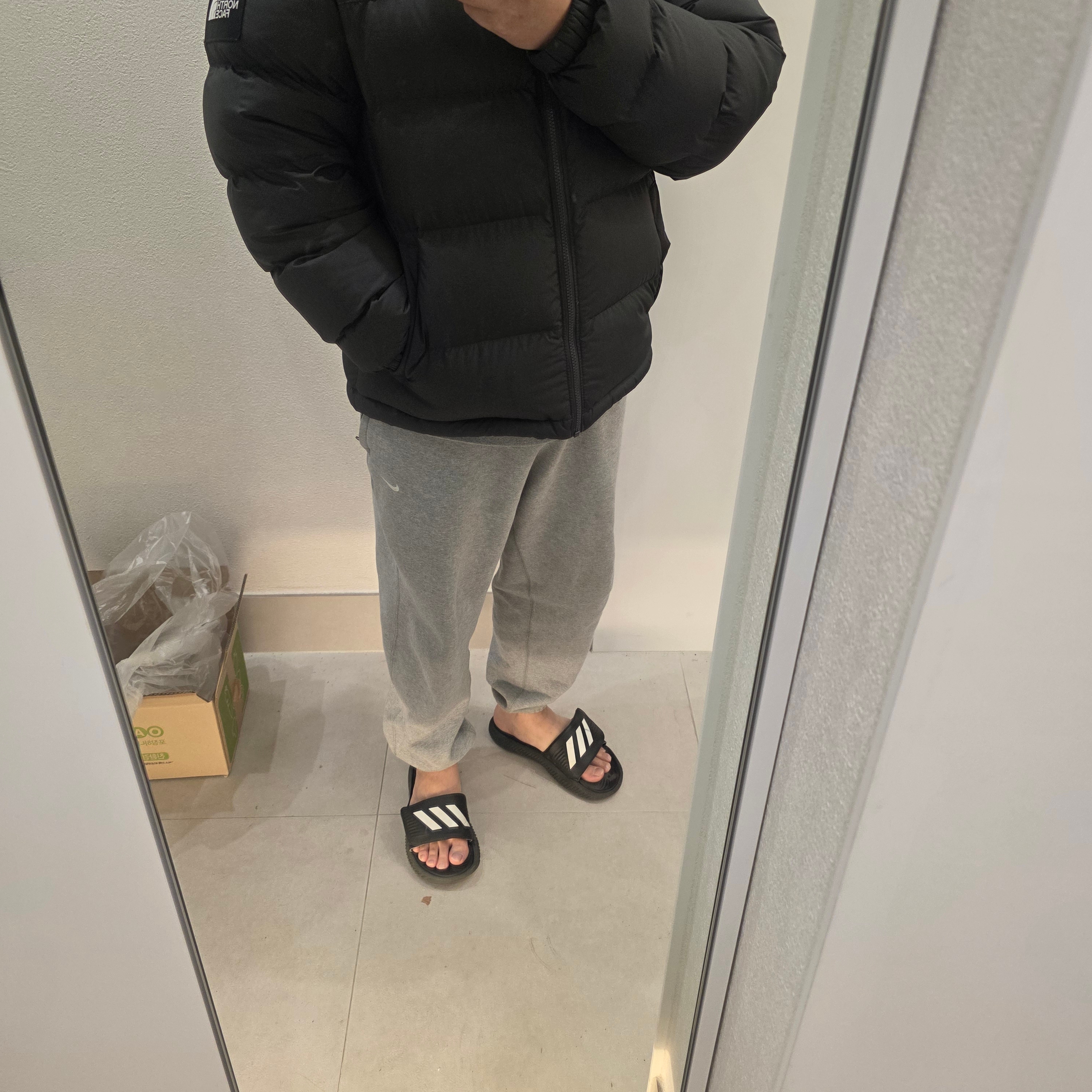 The North Face 1992 Nuptse Jacket Charcoal 착용 스타일