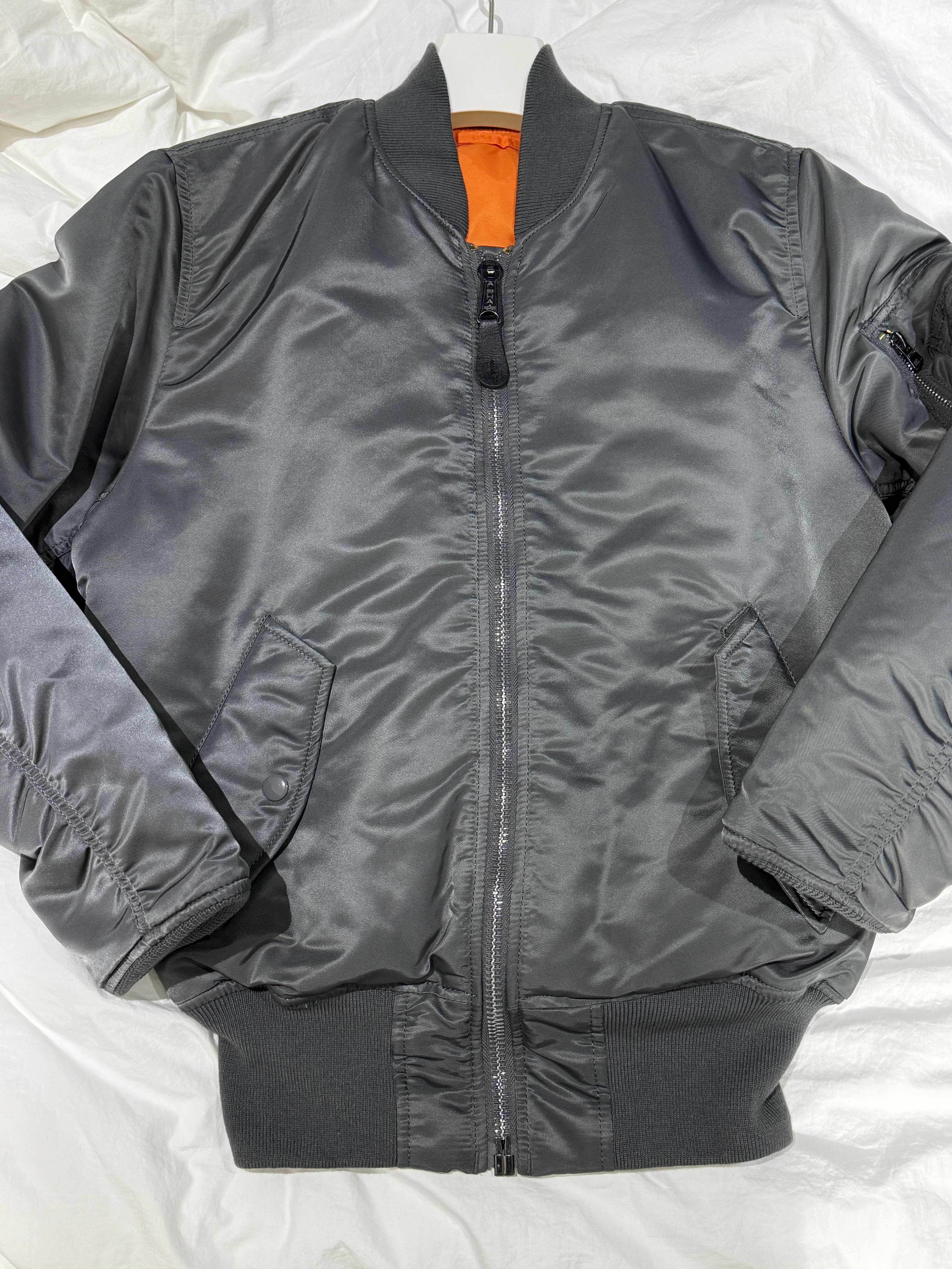 ALPHA INDUSTRIES MA-1 Flight Jacket Gunmetal 착용 스타일