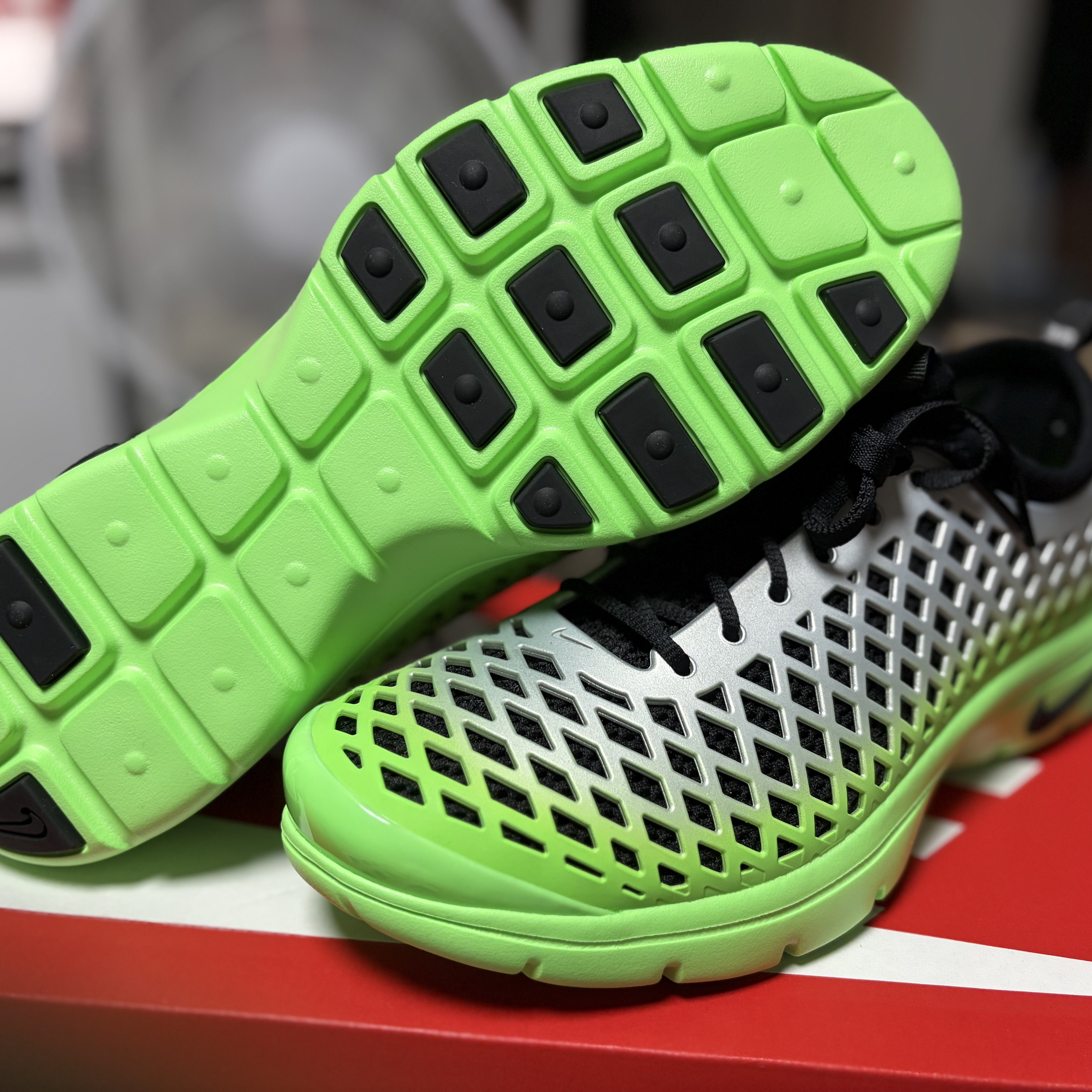 (W) Nike Rejuven8 Run Metallic Silver and Voltage Green 착용 스타일 - 6
