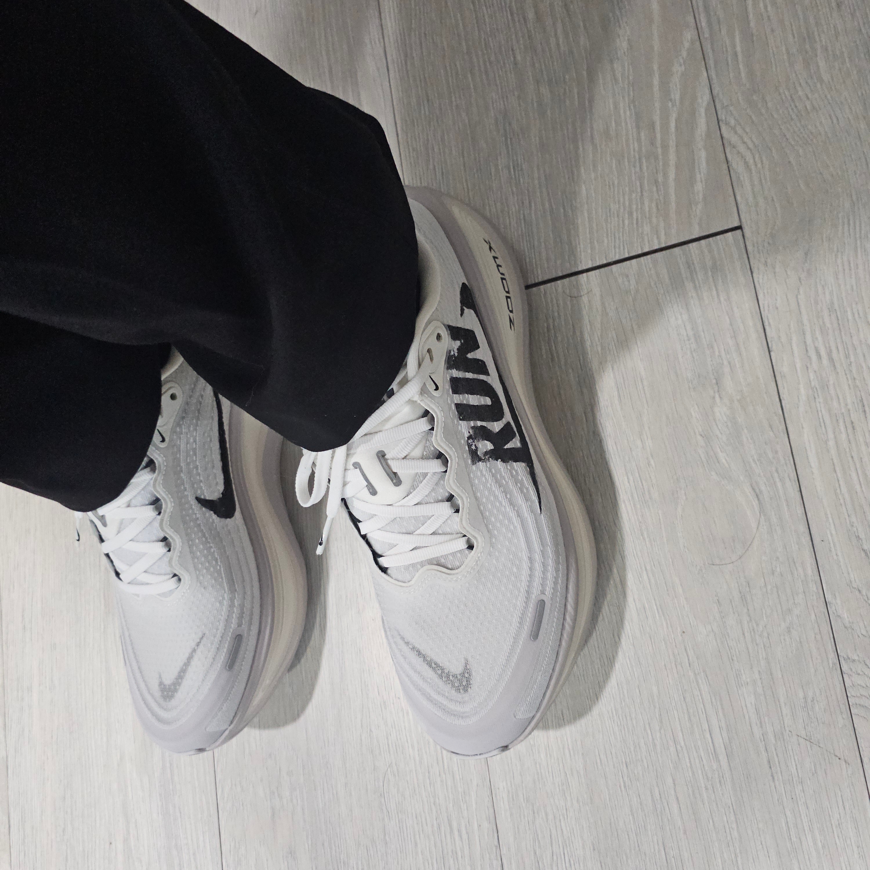 Nike Vomero Plus RUN Summit White Vast Grey 착용 스타일 - 2