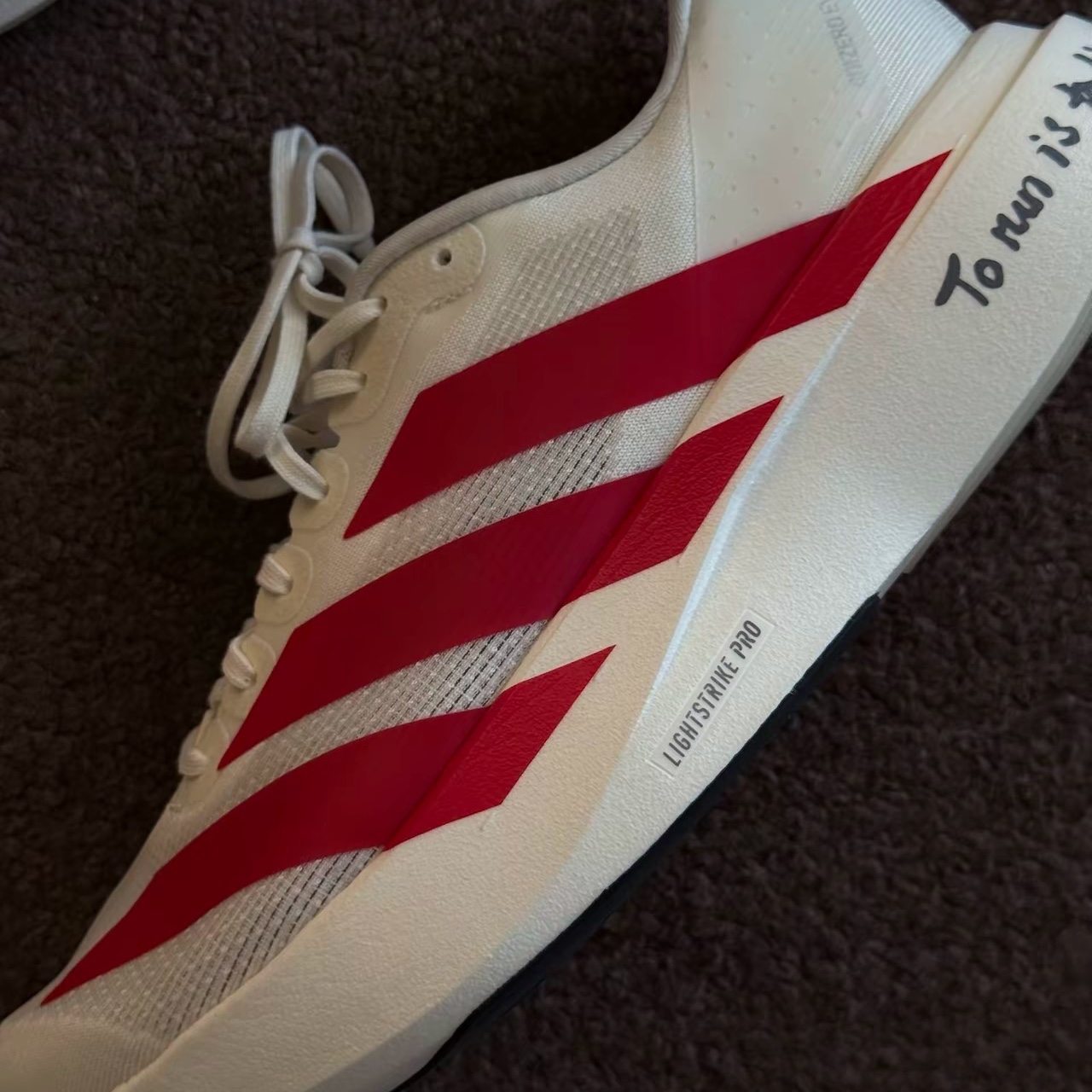 Adidas Adizero EVO SL Off White Better Scarlet 착용 스타일 - 2