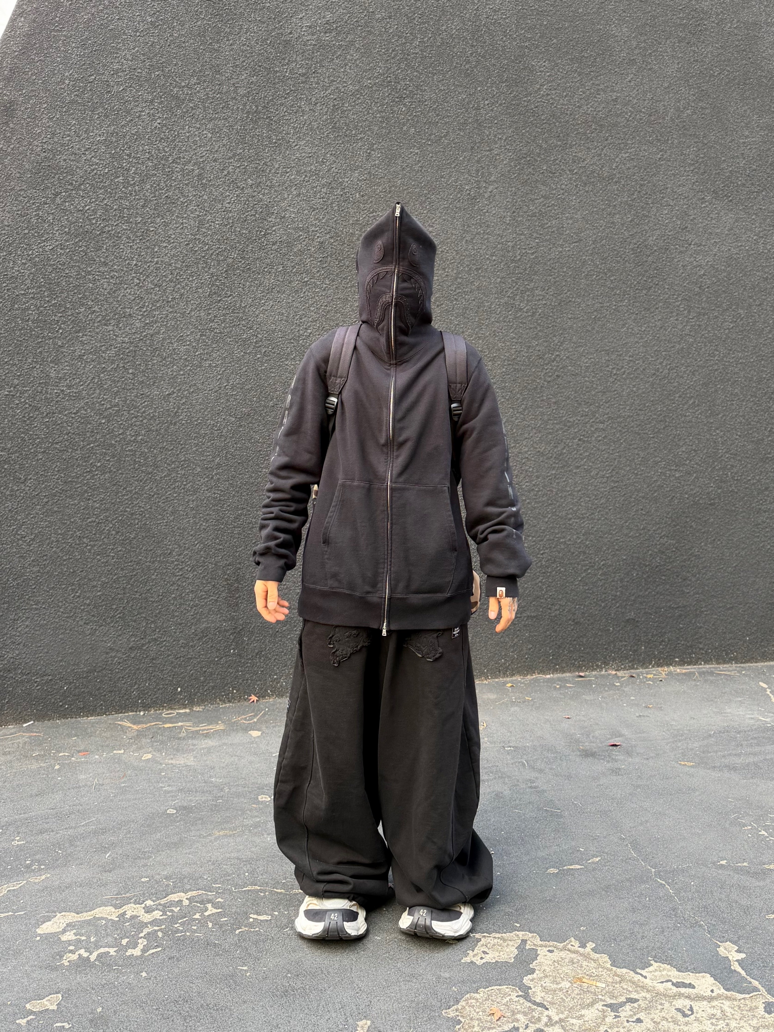 Balenciaga Cargo Sneakers White Grey, Palace Gods Gift Nein Cuff Beanie Black - 25FW 착용 스타일 - 3