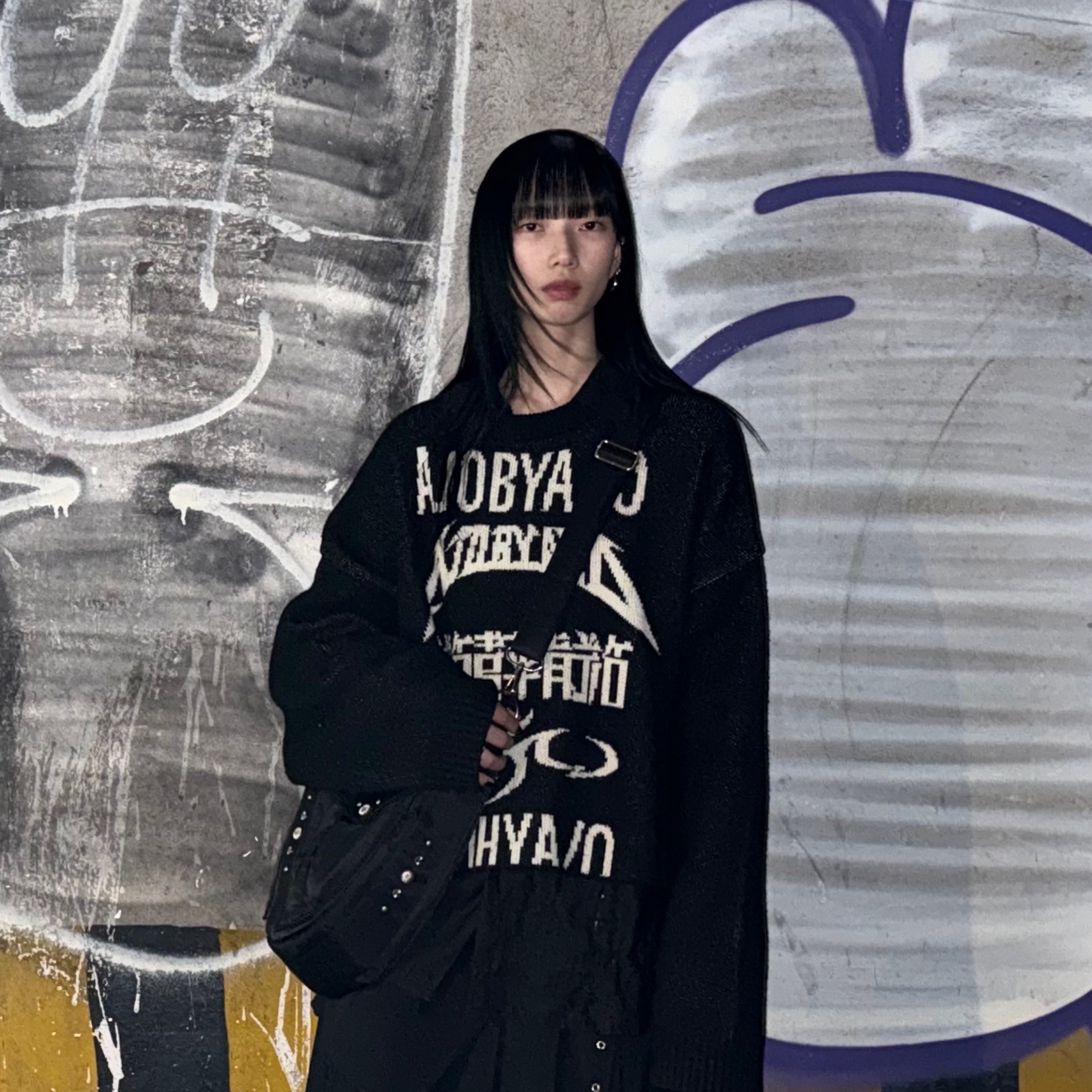 AJOBYAJO PBA Total Logo Cropped Sweater BLACK 착용 스타일 - 4