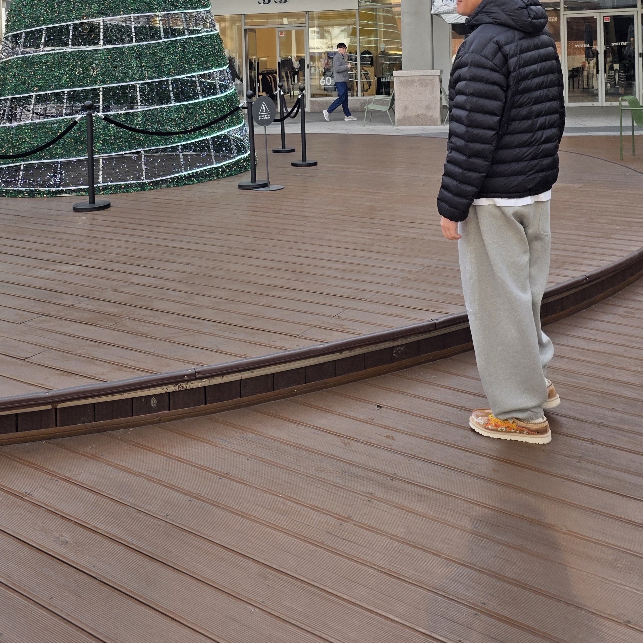 UGG x Palace Tasman Slipper Chestnut Camo, The North Face Ventus On Jacket Black 착용 스타일