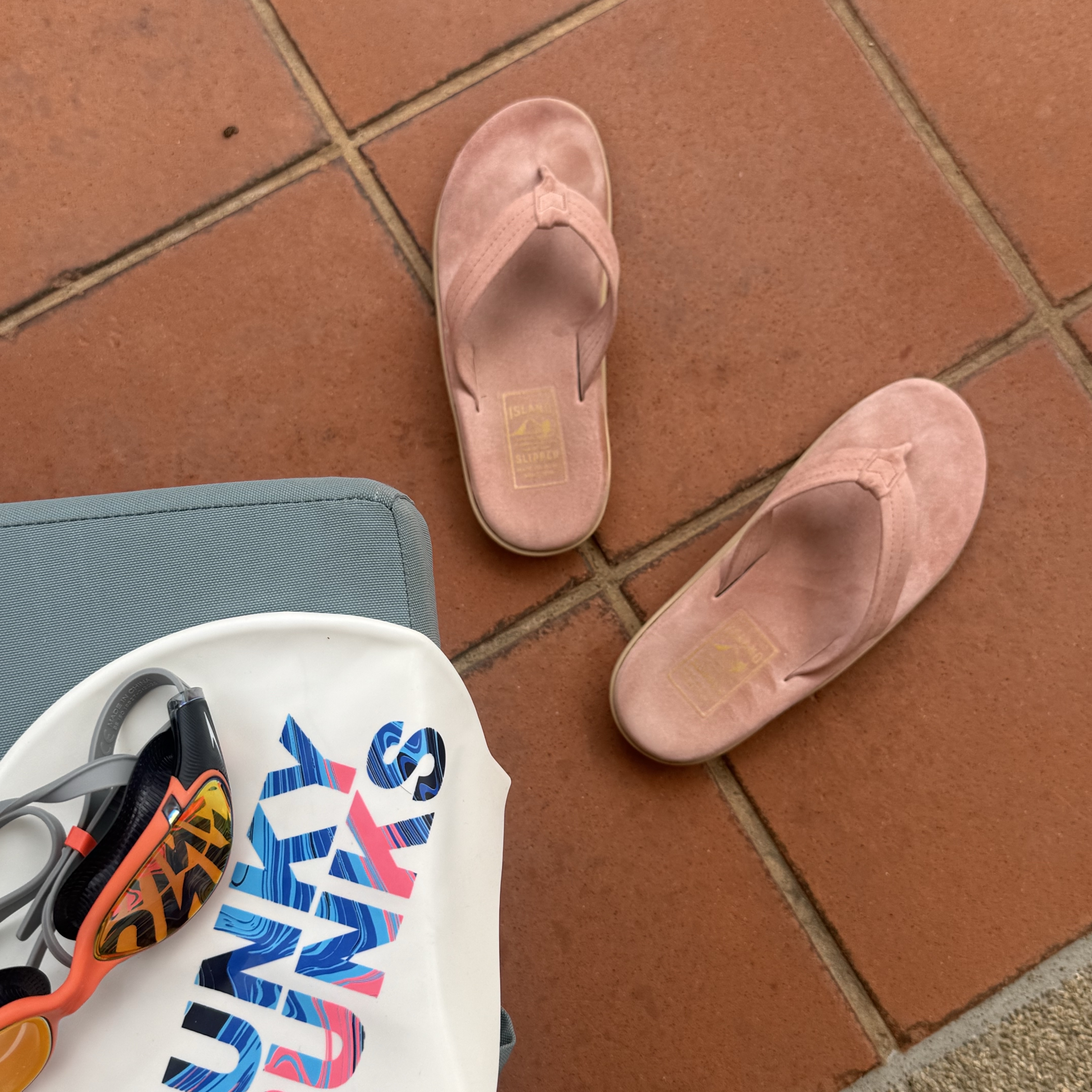 Island Slipper Classic Suede Pink Suede 착용 스타일