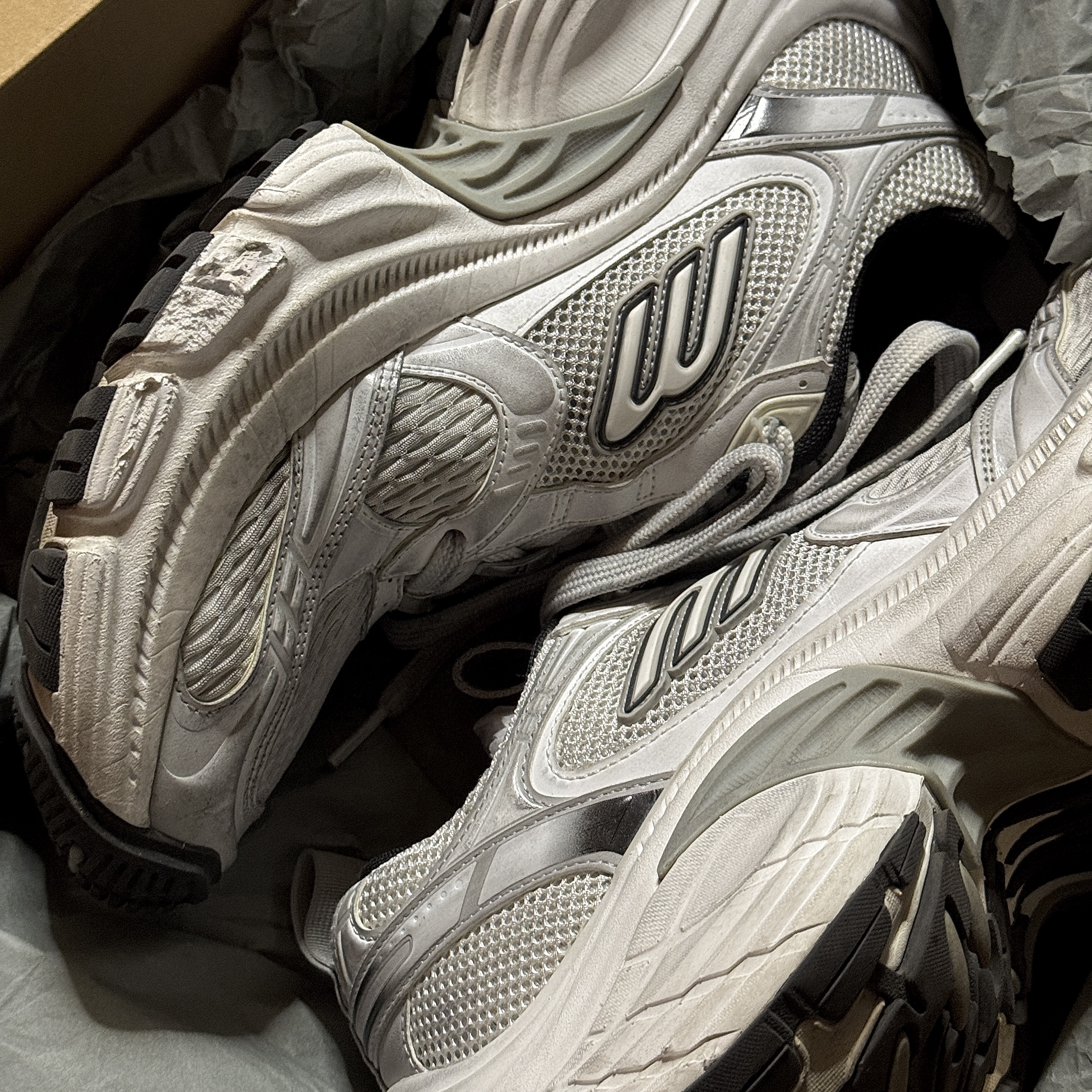 Balenciaga 10XL Sneakers White Black Grey 착용 스타일