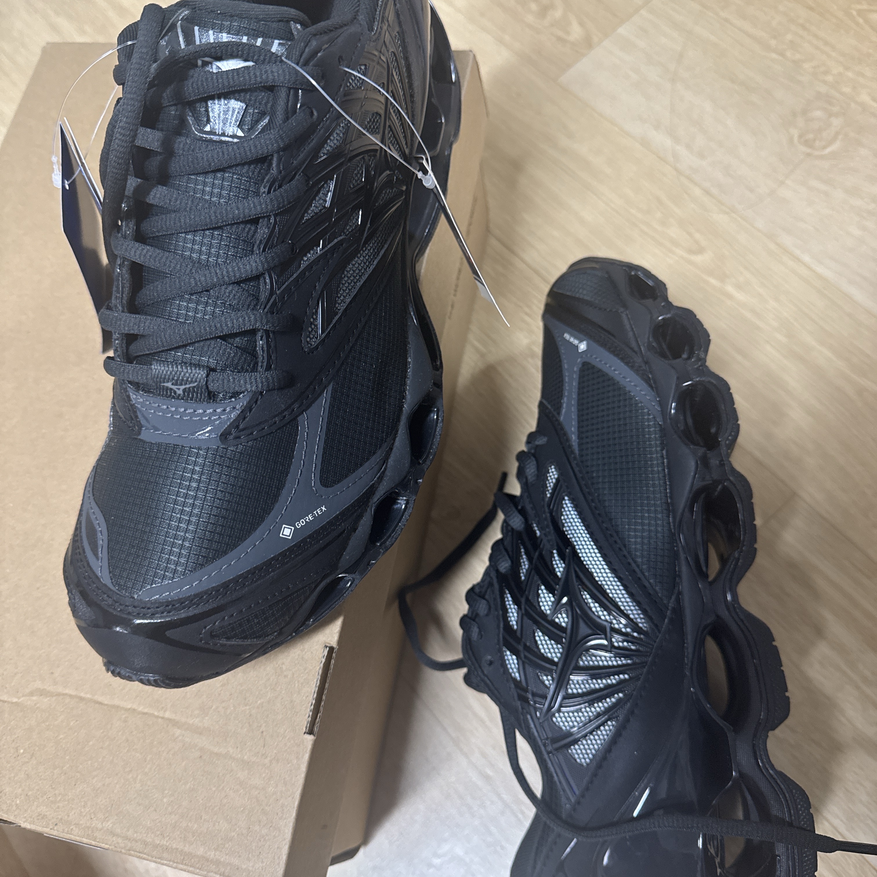 Mizuno Wave Prophecy LS GTX  Black Sand Black 착용 스타일