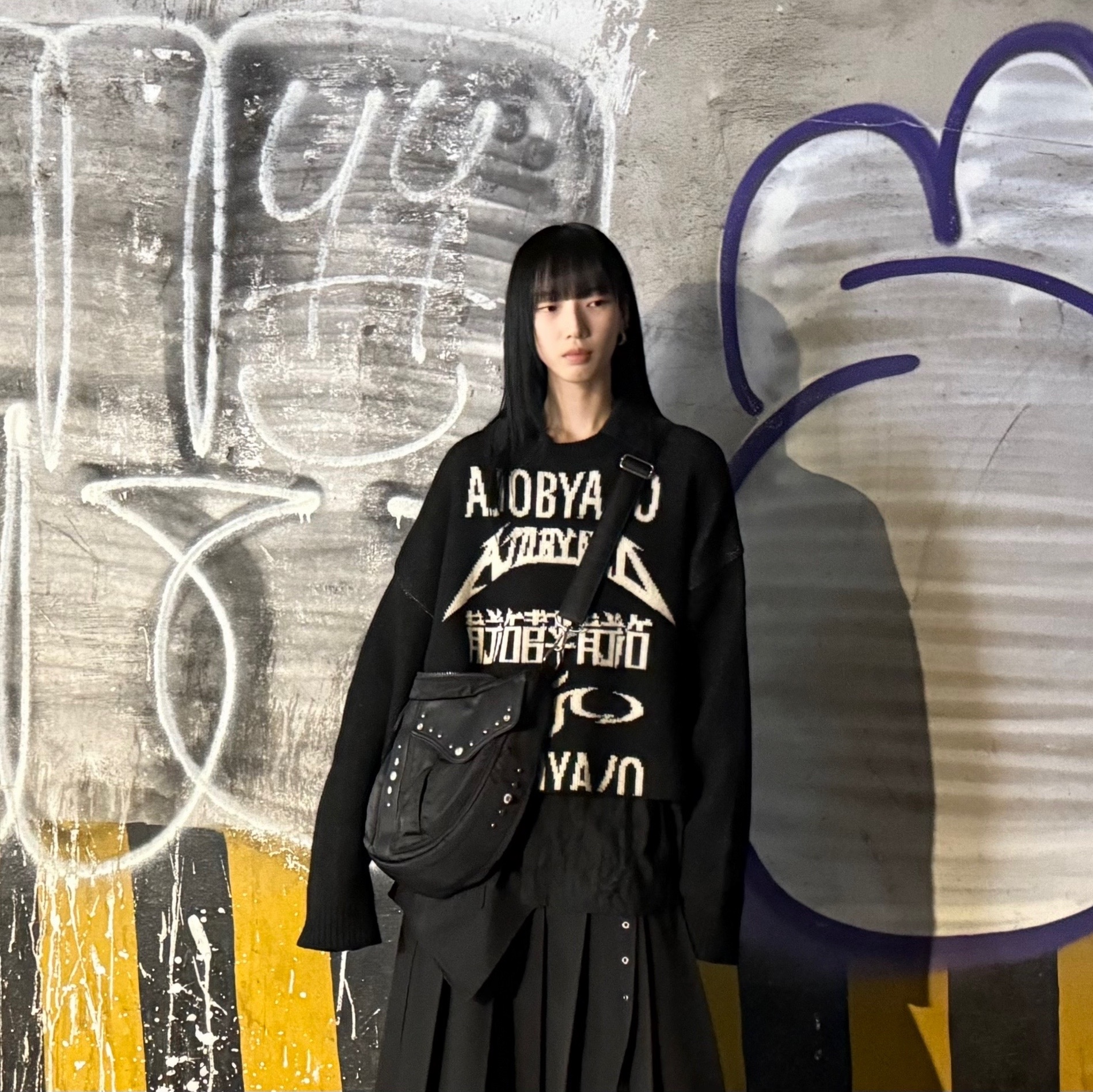 AJOBYAJO PBA Total Logo Cropped Sweater BLACK 착용 스타일 - 5