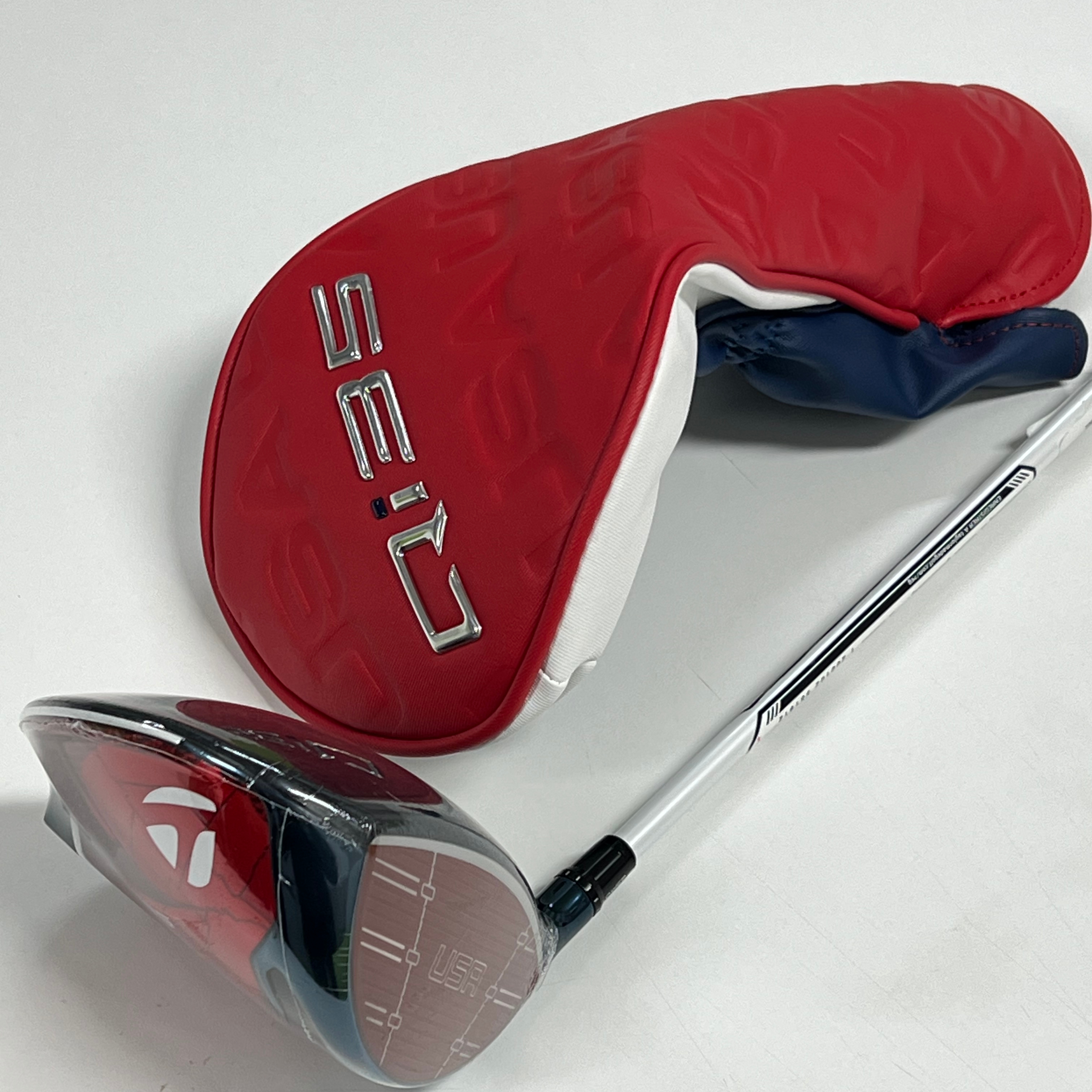 Taylormade x Kith Qi10 Driver 10.5 Loft Regular Rose 착용 스타일 - 5