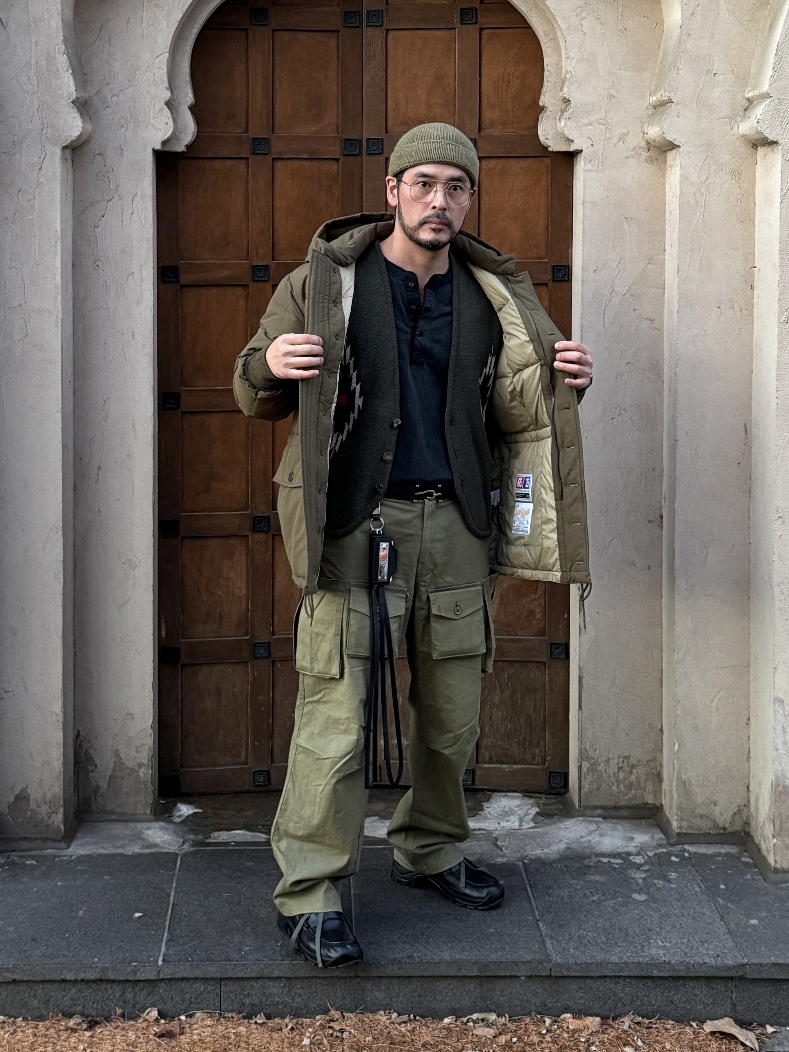 Outstanding Toray Karakoram European Goose Down Parka Olive, Yase Mud Horsehide Derby Black 착용 스타일 - 4