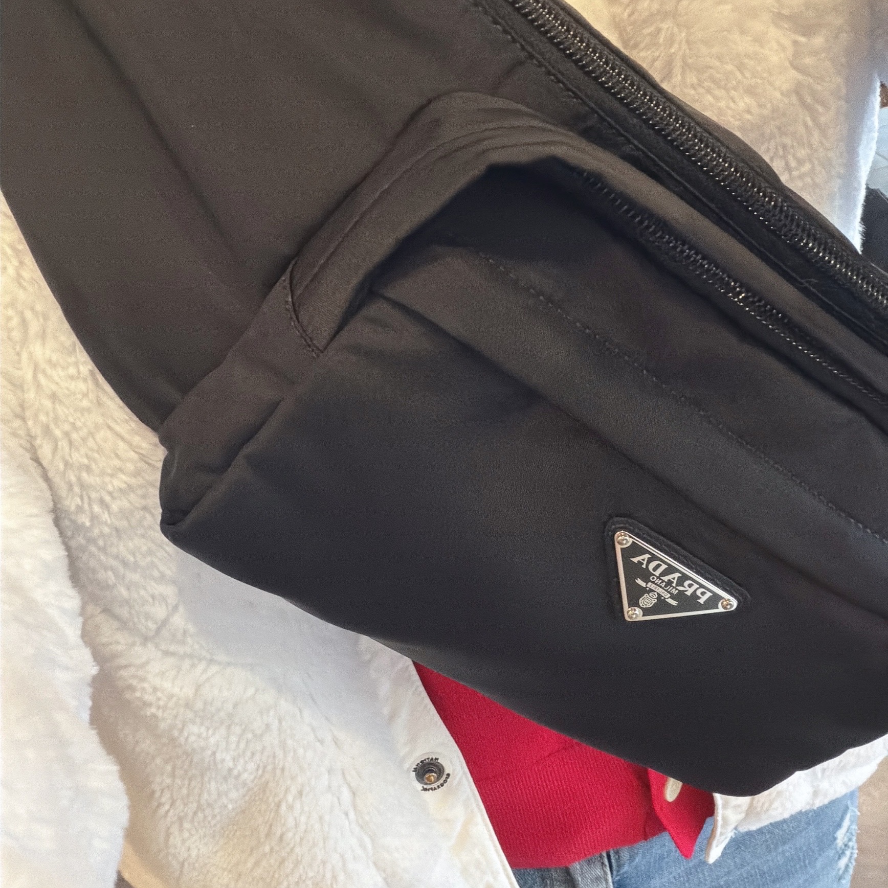 Prada Nylon Shoulder Bag Black 착용 스타일