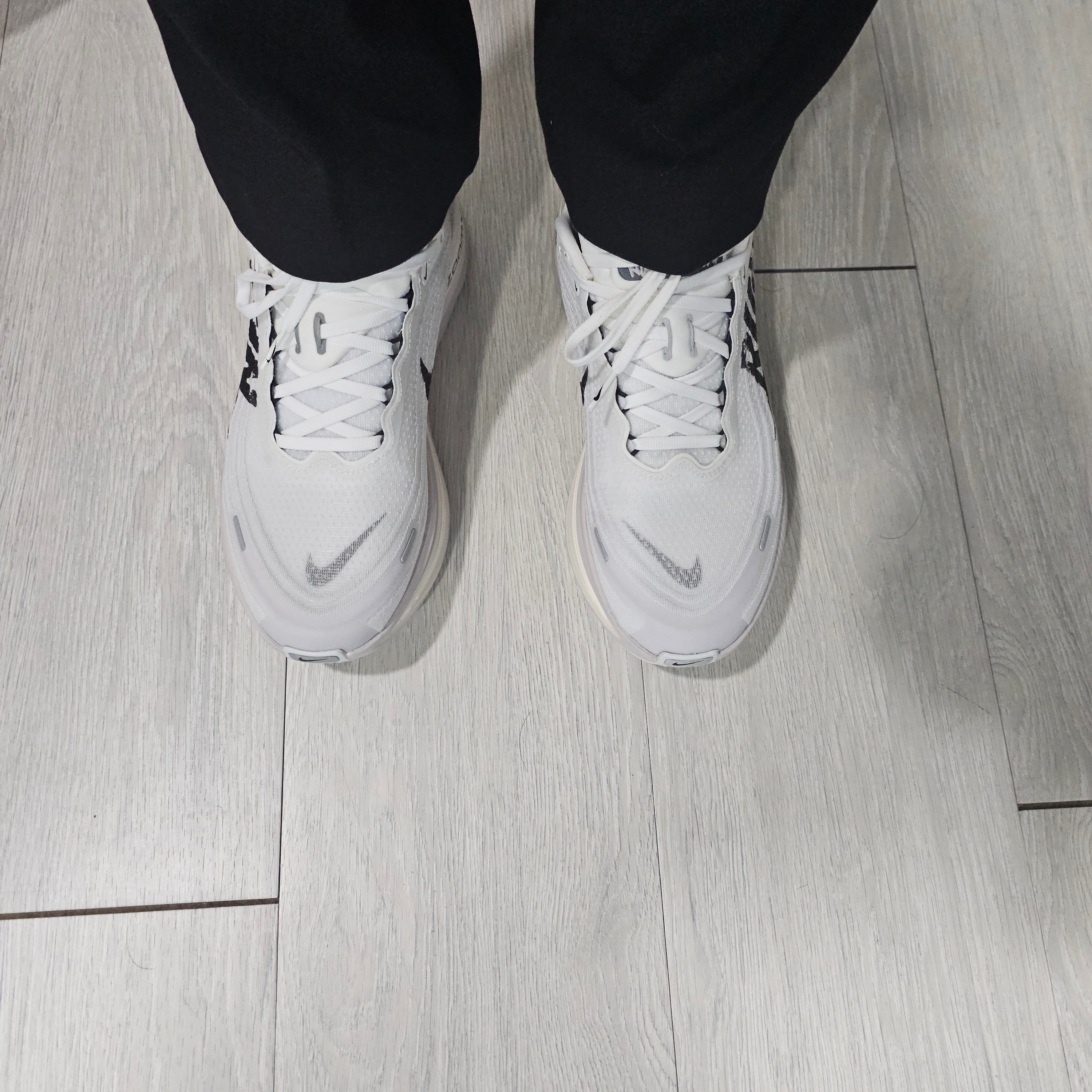 Nike Vomero Plus RUN Summit White Vast Grey 착용 스타일 - 3