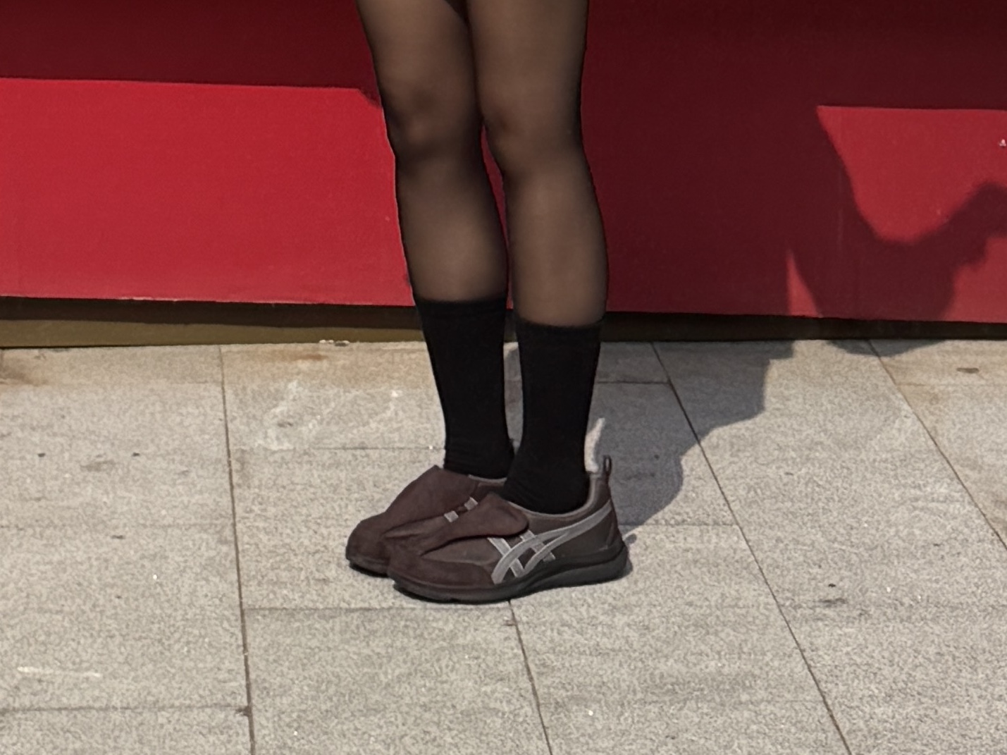 Asics Life Walker 010 Coffee - 3E Wide 착용 스타일 - 2