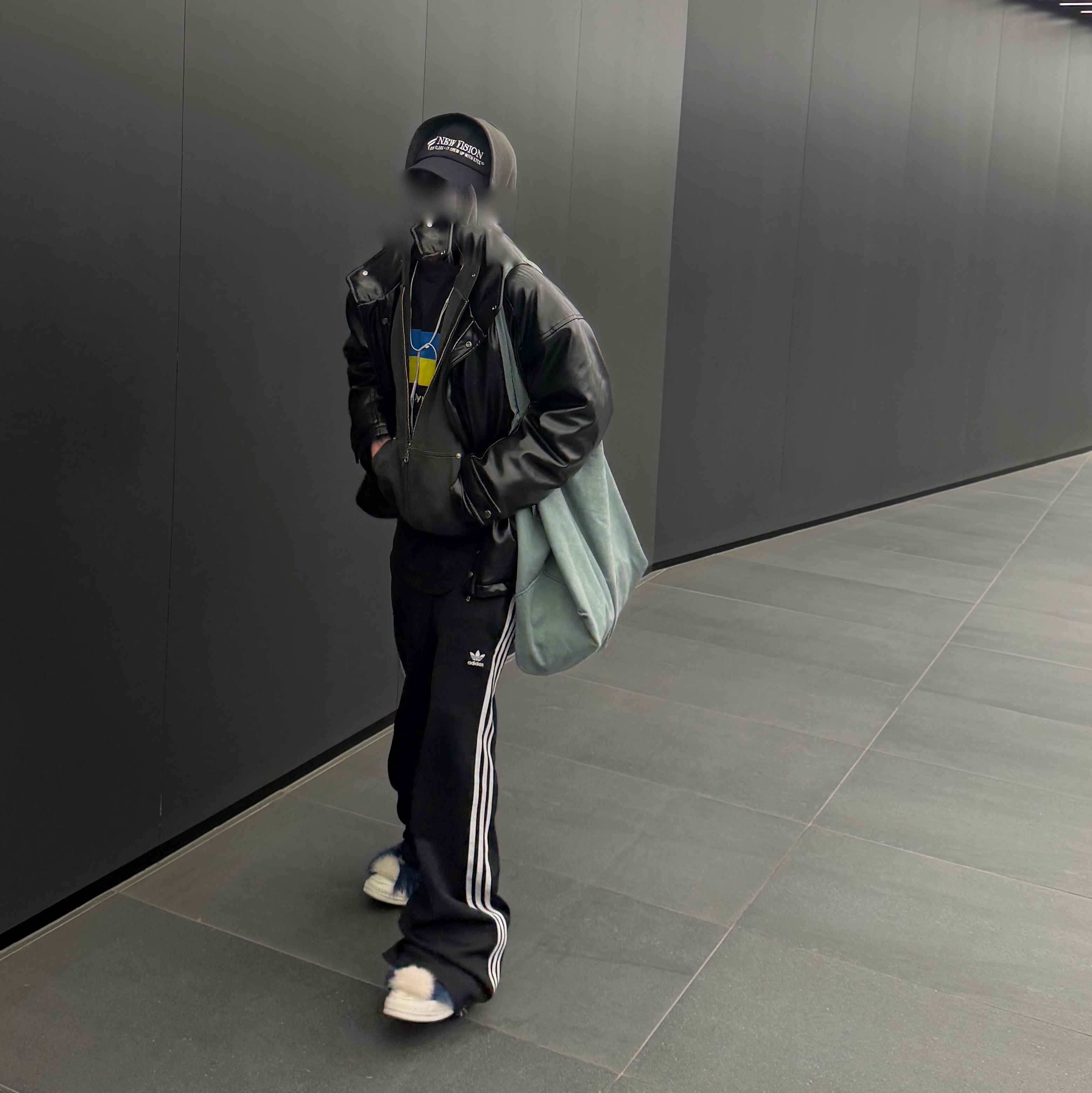Balenciaga Support Ukraine LS T-Shirt Black, Converse x Ambush Chuck 70 Fuzzy Navy Blue 착용 스타일 - 1