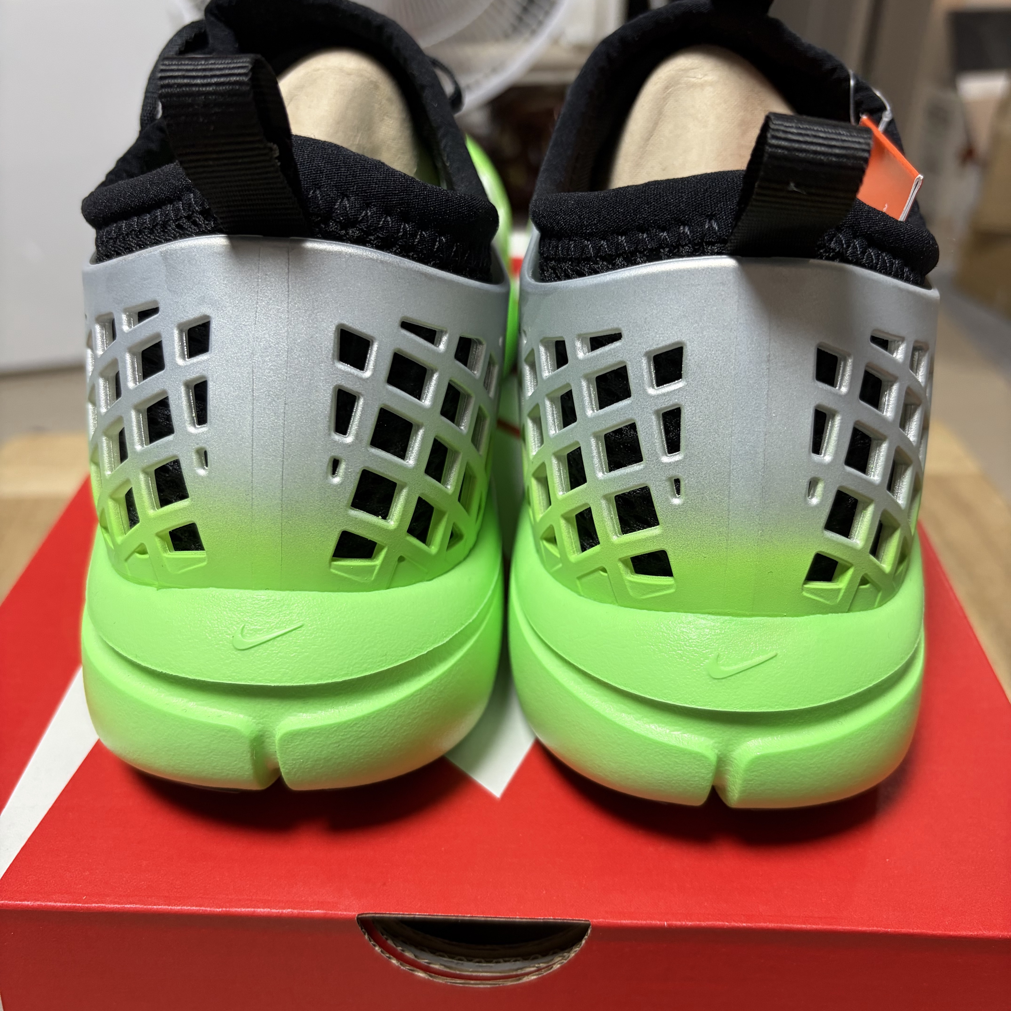 (W) Nike Rejuven8 Run Metallic Silver and Voltage Green 착용 스타일 - 5