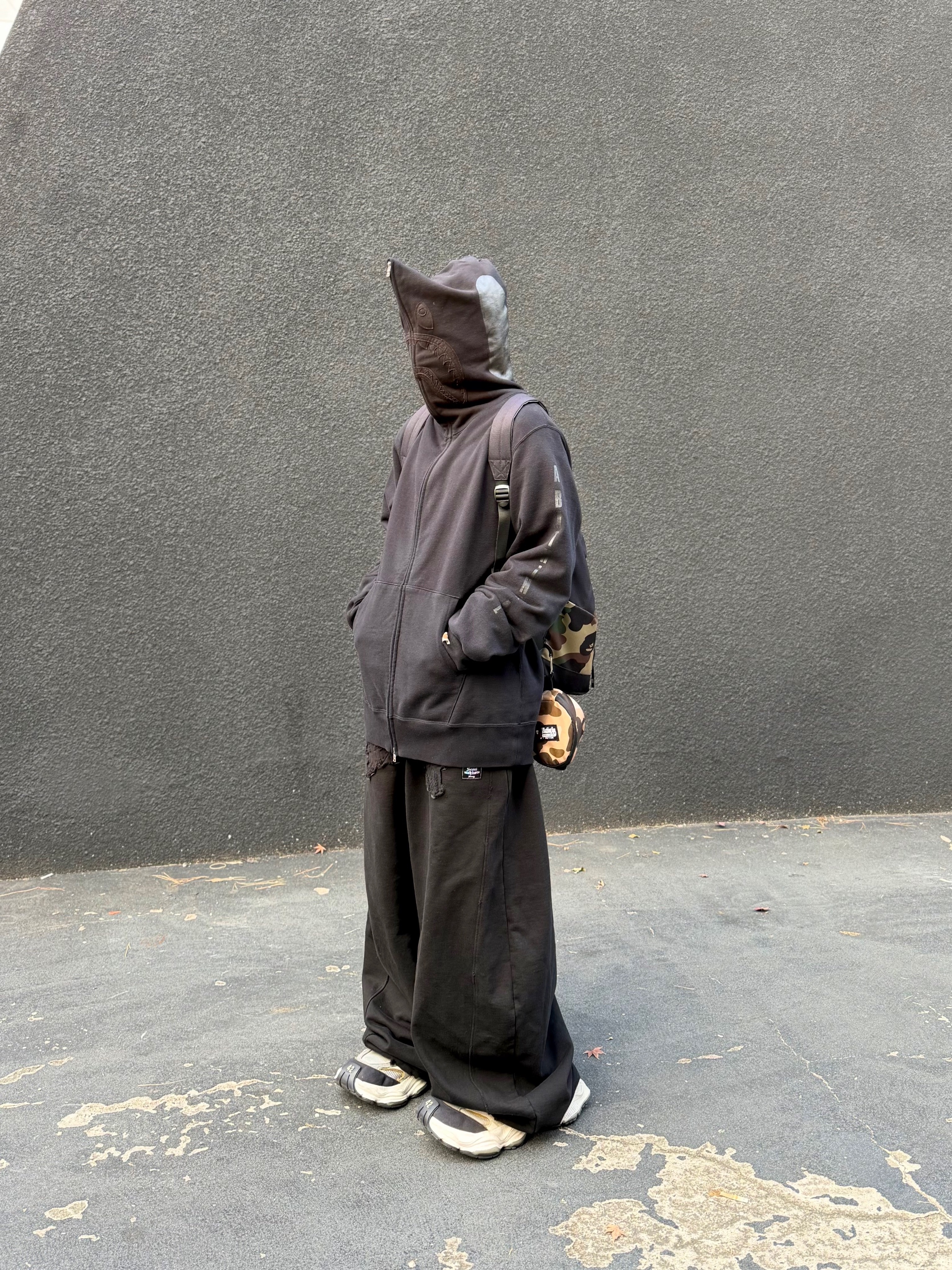 Balenciaga Cargo Sneakers White Grey, Palace Gods Gift Nein Cuff Beanie Black - 25FW 착용 스타일 - 2