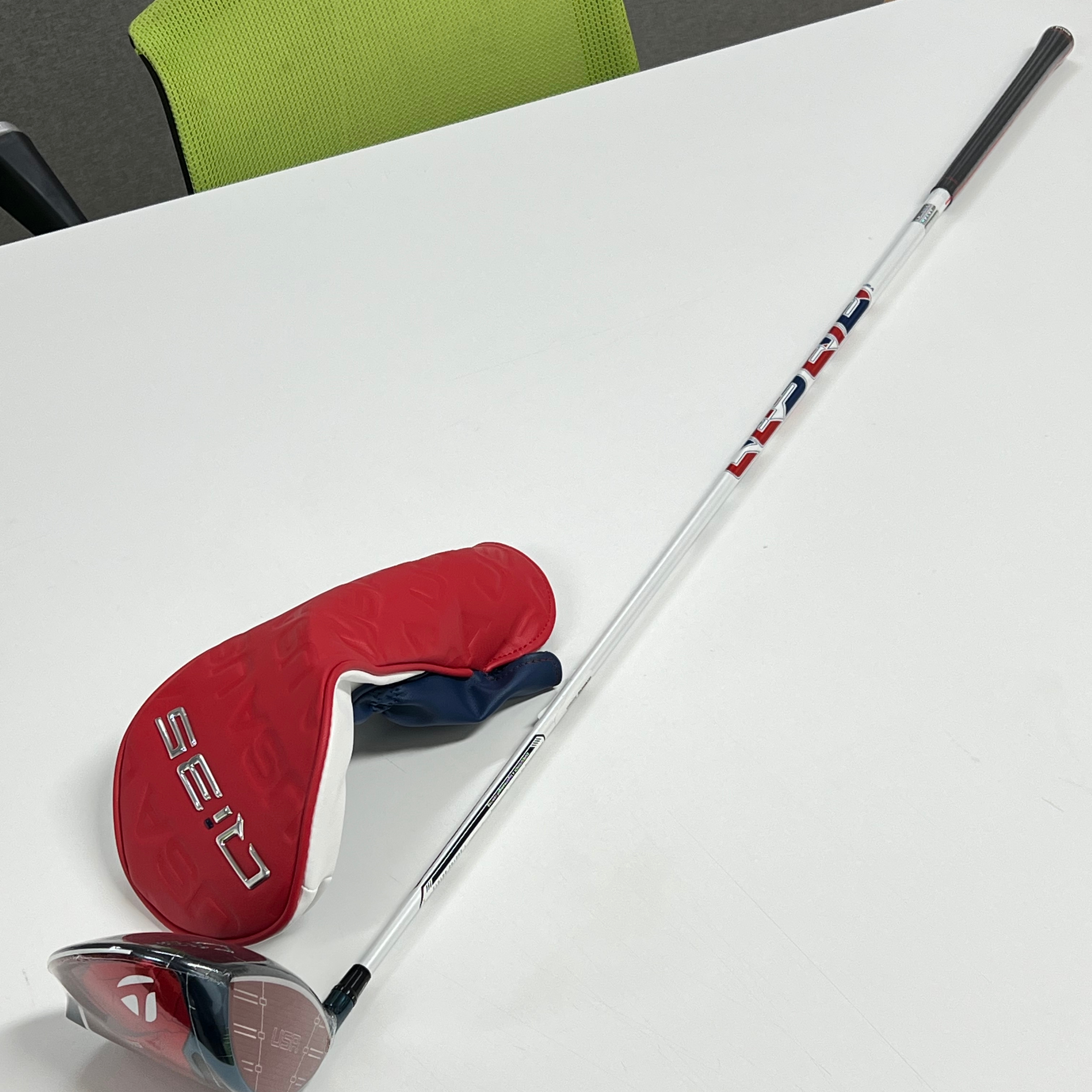 Taylormade x Kith Qi10 Driver 10.5 Loft Regular Rose 착용 스타일 - 4