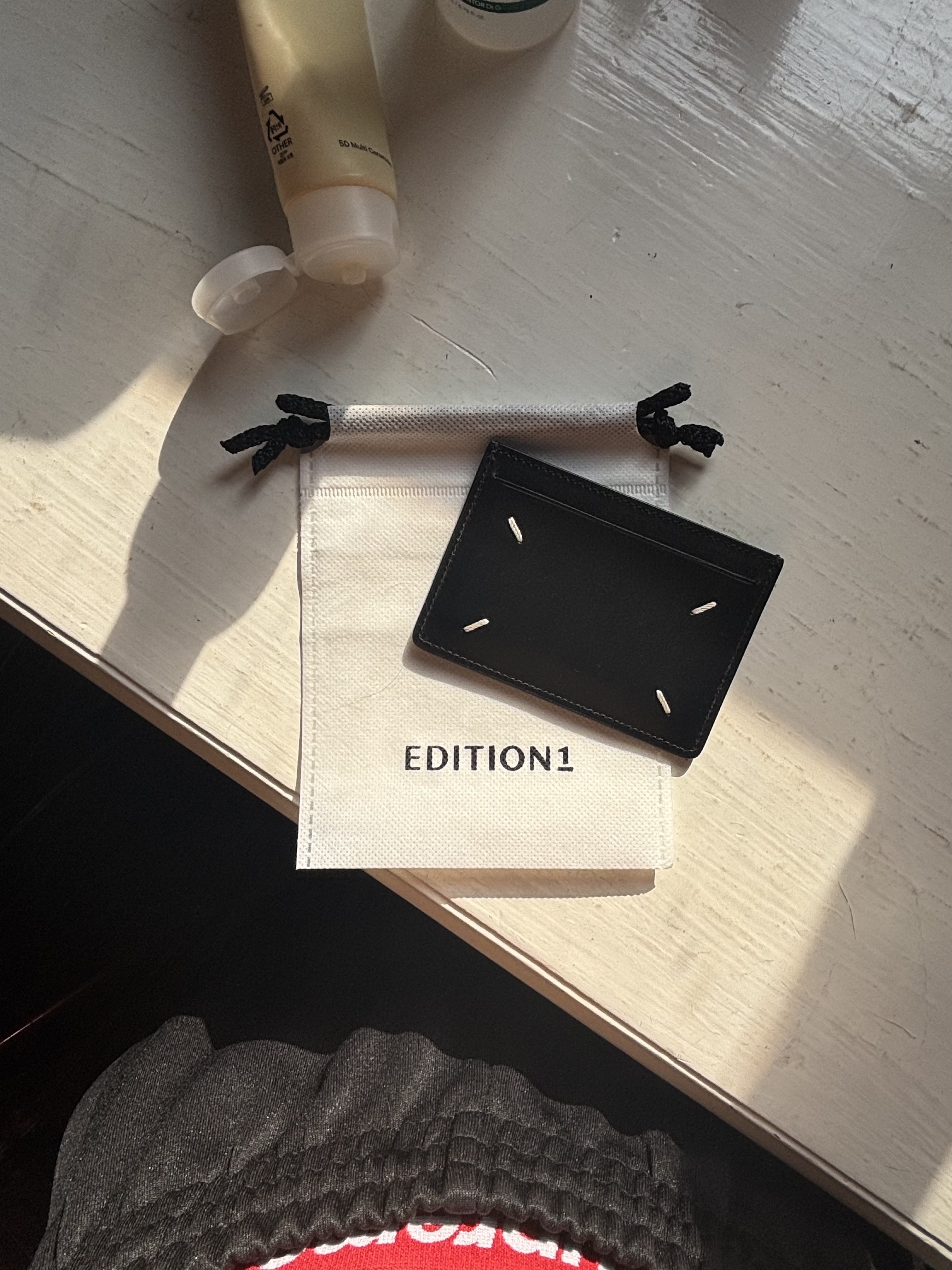 Maison Margiela Four Stitch Card Holder Black, Casio MTP-1183A-7A 착용 스타일 - 1