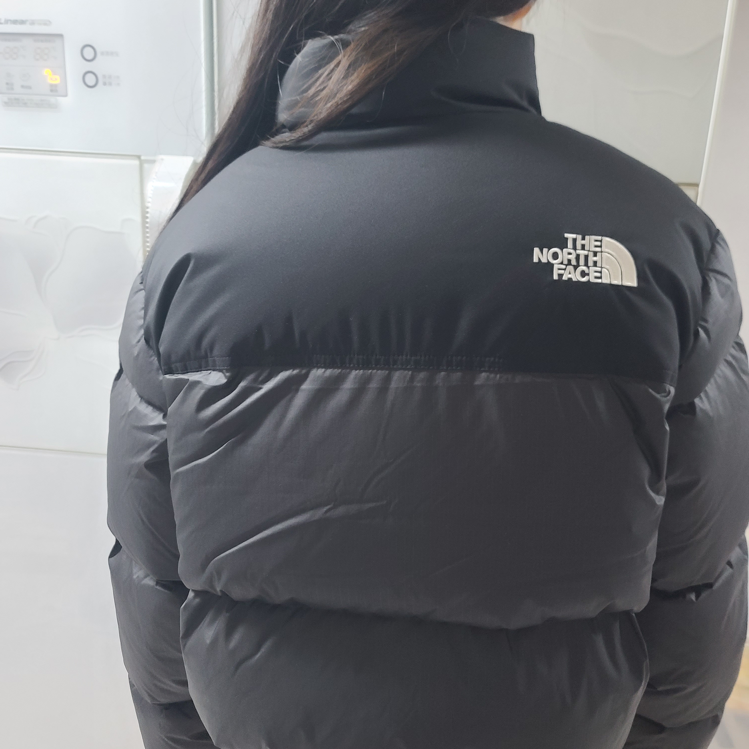 (W) The North Face White Label Novelty Nuptse Down Jacket Real Black 착용 스타일 - 2