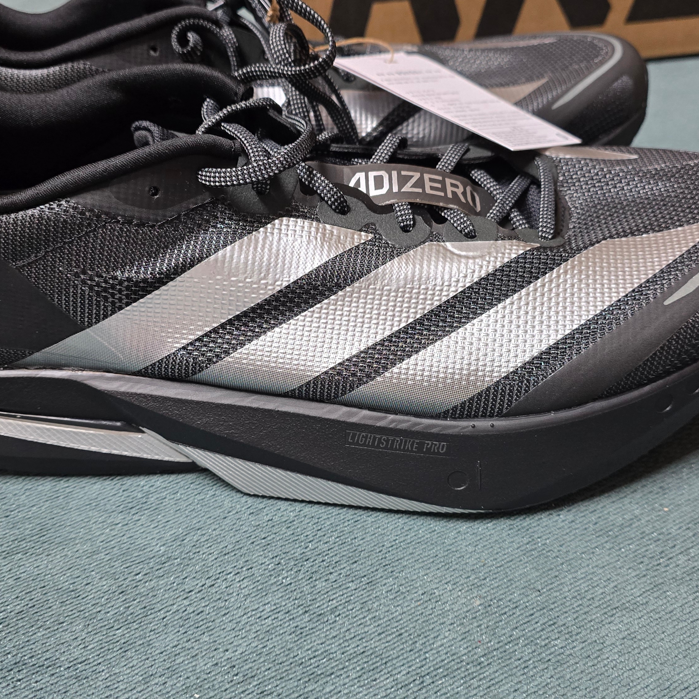 Adidas Adizero Boston 13 M Core Black Silver Metallic 착용 스타일 - 2