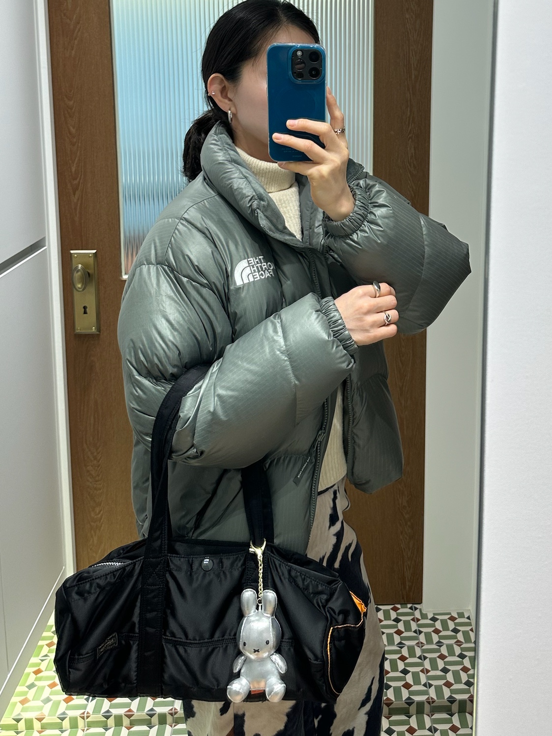 The North Face White Label Wave RDS Down Jacket Khaki, Porter Tanker Duffle Bag L Black 착용 스타일 - 4