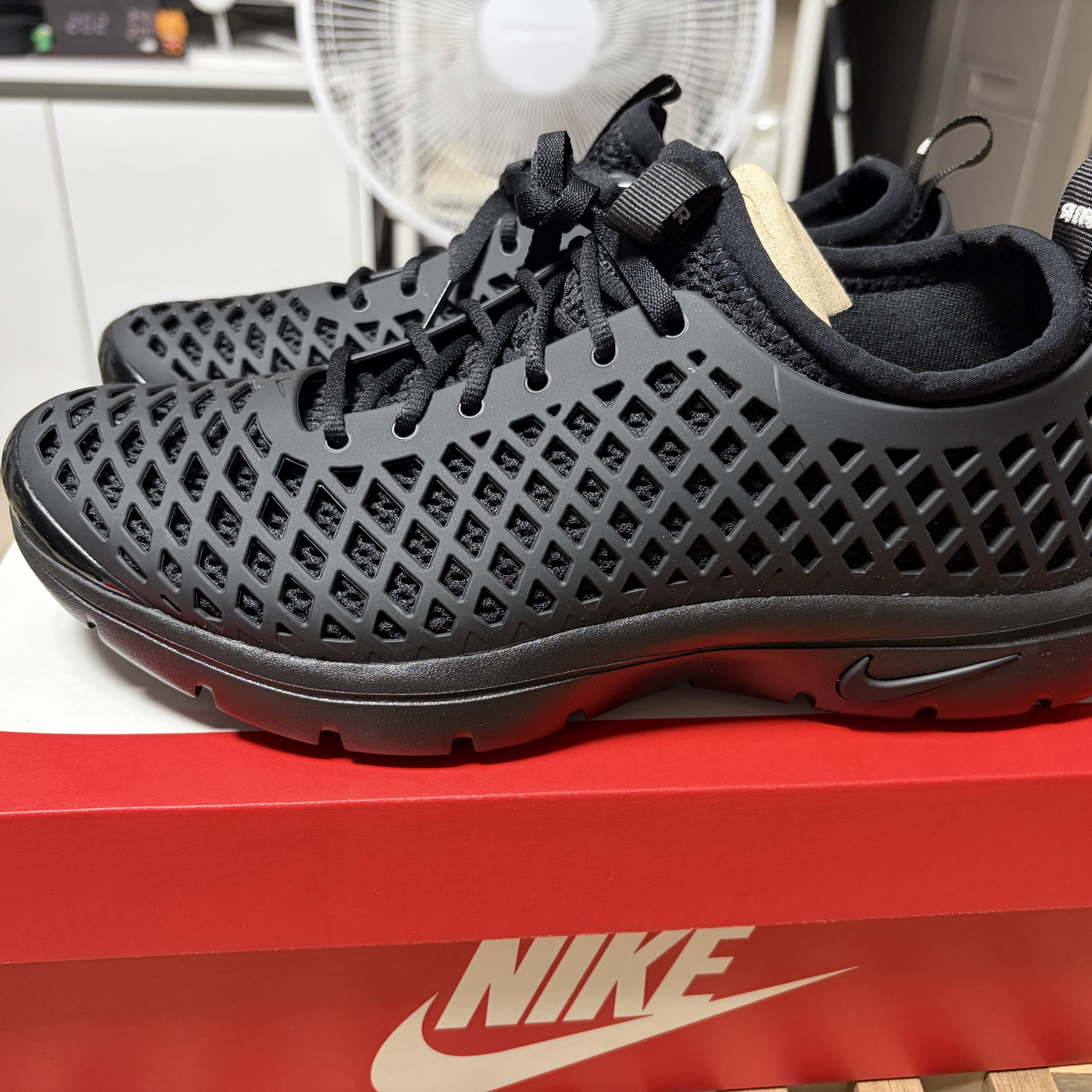 (W) Nike Rejuven8 Run Black 착용 스타일 - 1