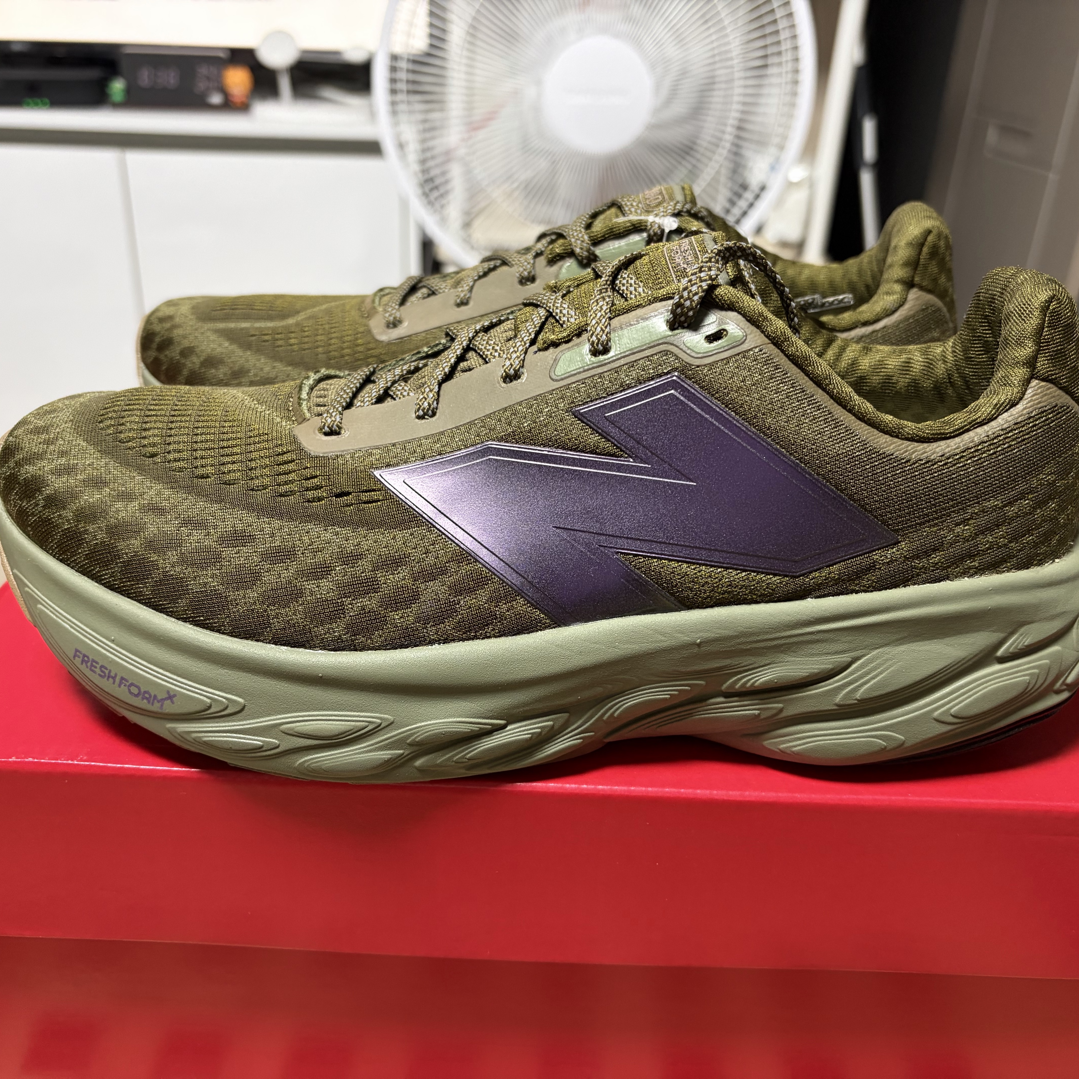 New Balance Fresh Foam X 1080v14 Woodland Dark Olivine - 2E Wide 착용 스타일 - 1
