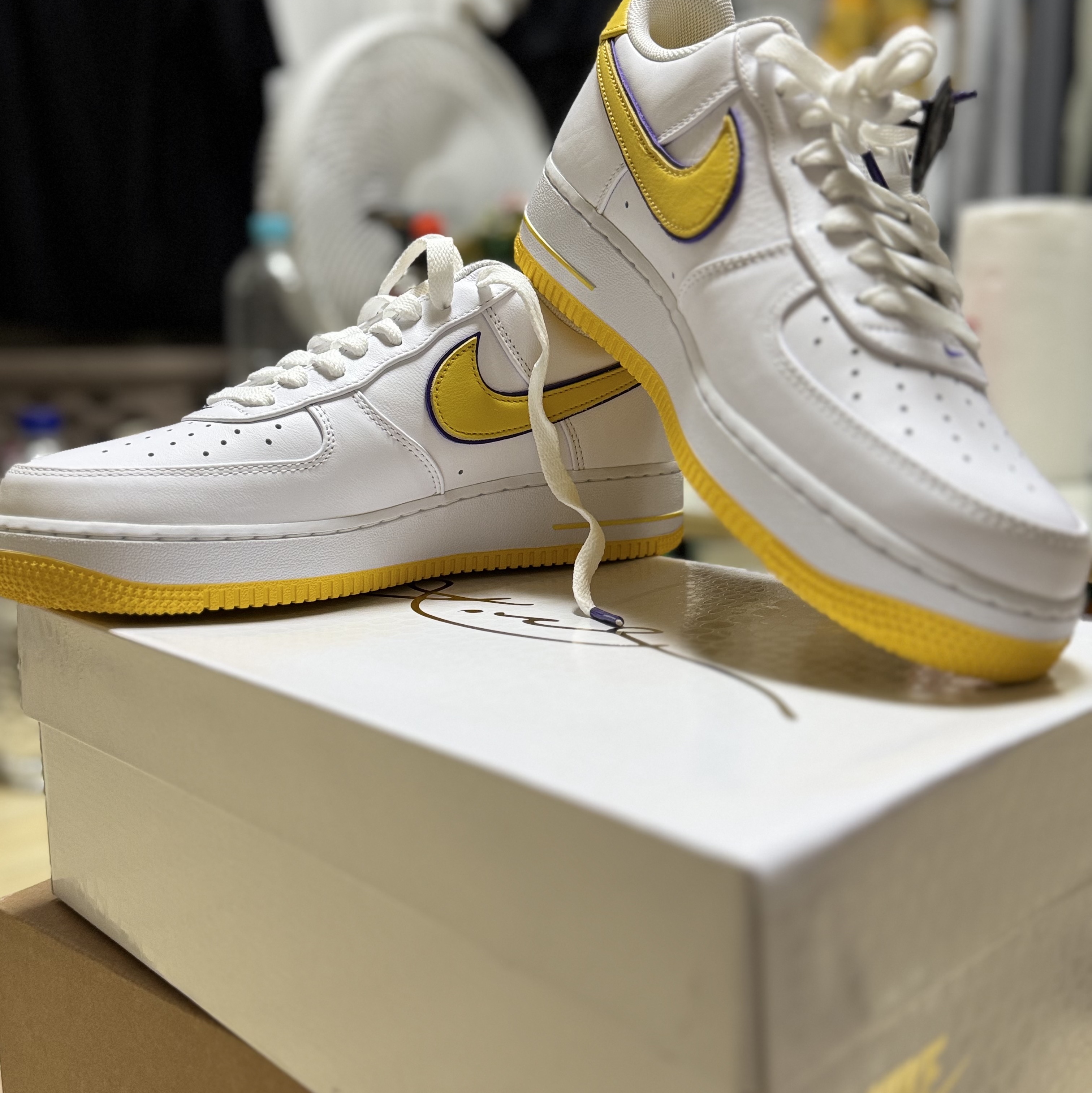 Nike x Kobe Bryant Air Force 1 Low Retro QS Varsity Maize and Varsity Purple 착용 스타일 - 1
