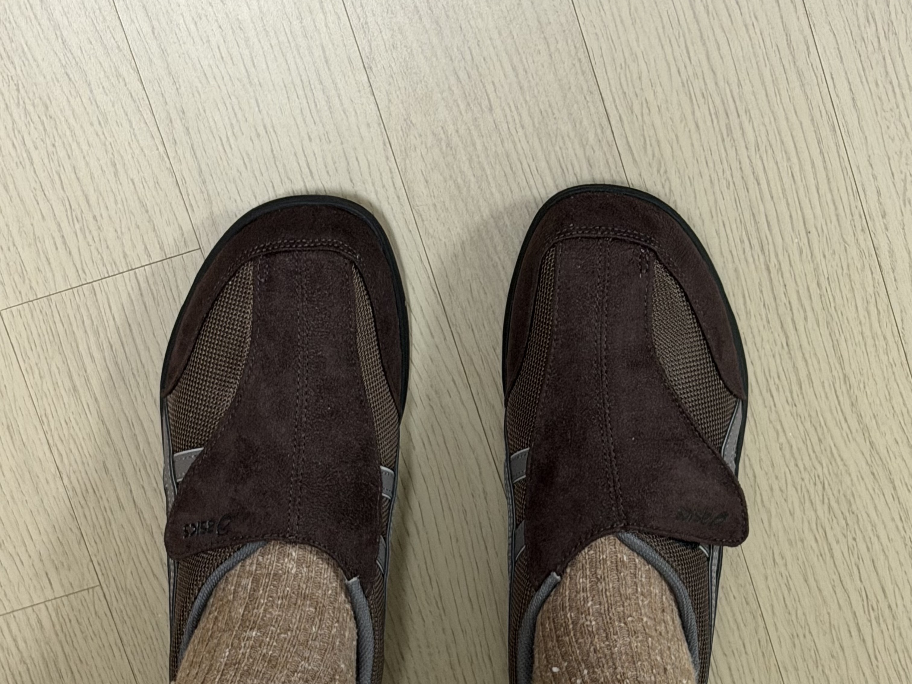 Asics Life Walker 010 Coffee - 3E Wide 착용 스타일 - 1
