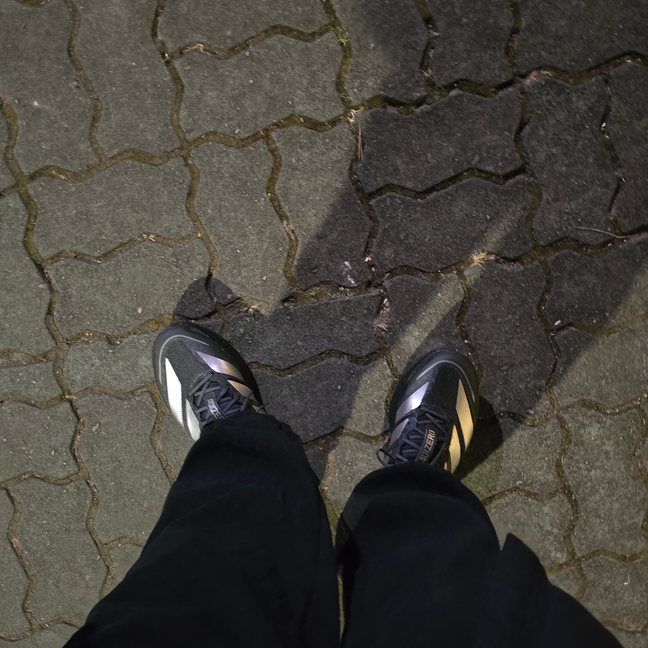 Adidas Adizero Boston 13 M Core Black Silver Metallic 착용 스타일 - 5