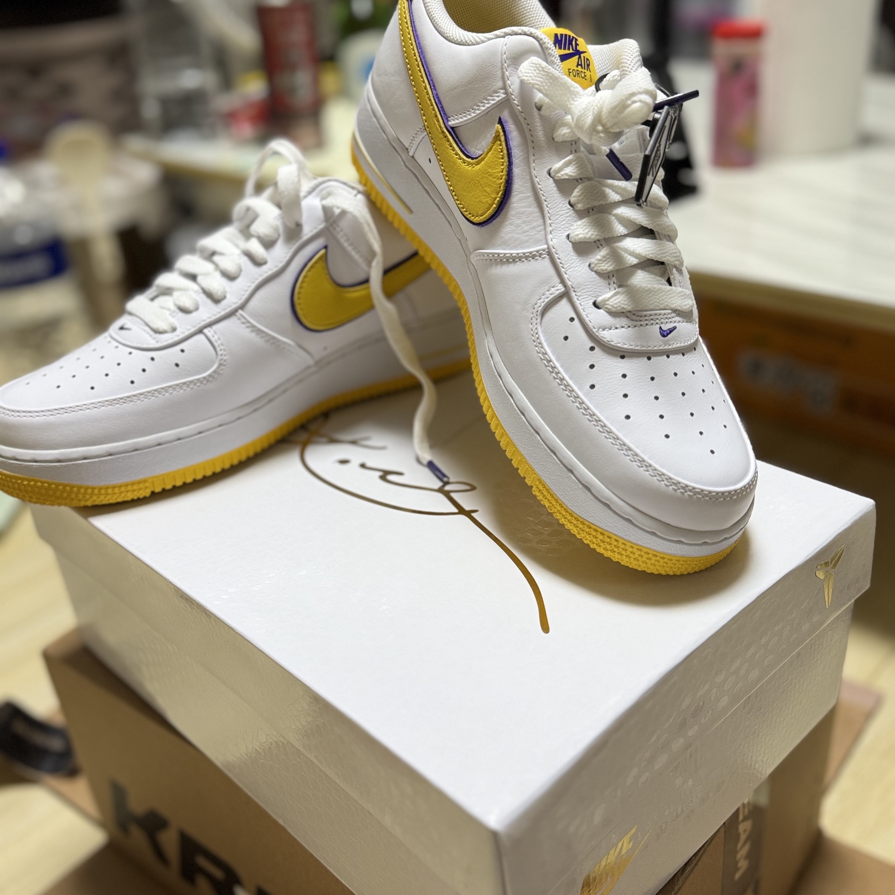 Nike x Kobe Bryant Air Force 1 Low Retro QS Varsity Maize and Varsity Purple 착용 스타일 - 2