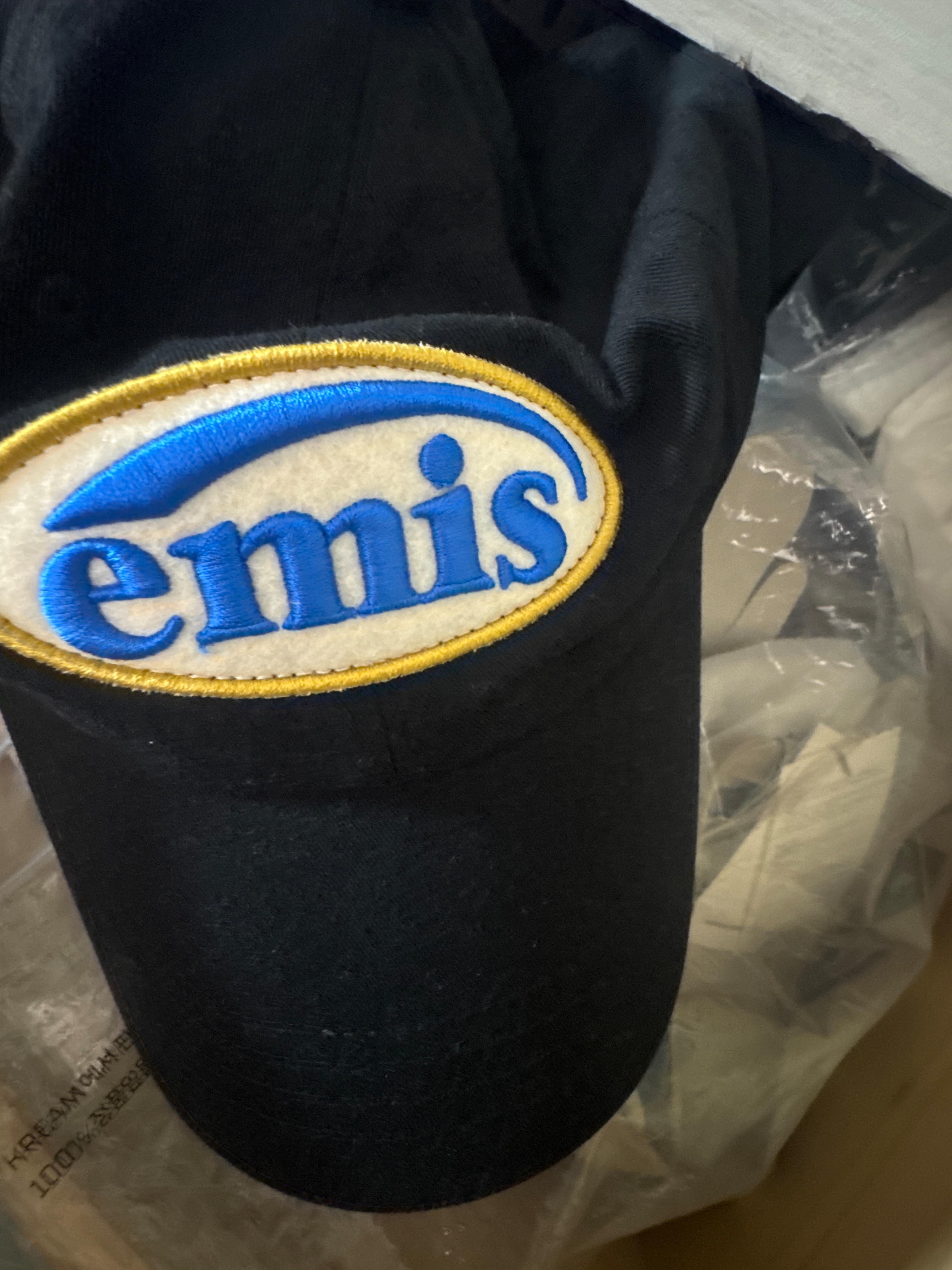 Emis Wappen Ball Cap Black 착용 스타일