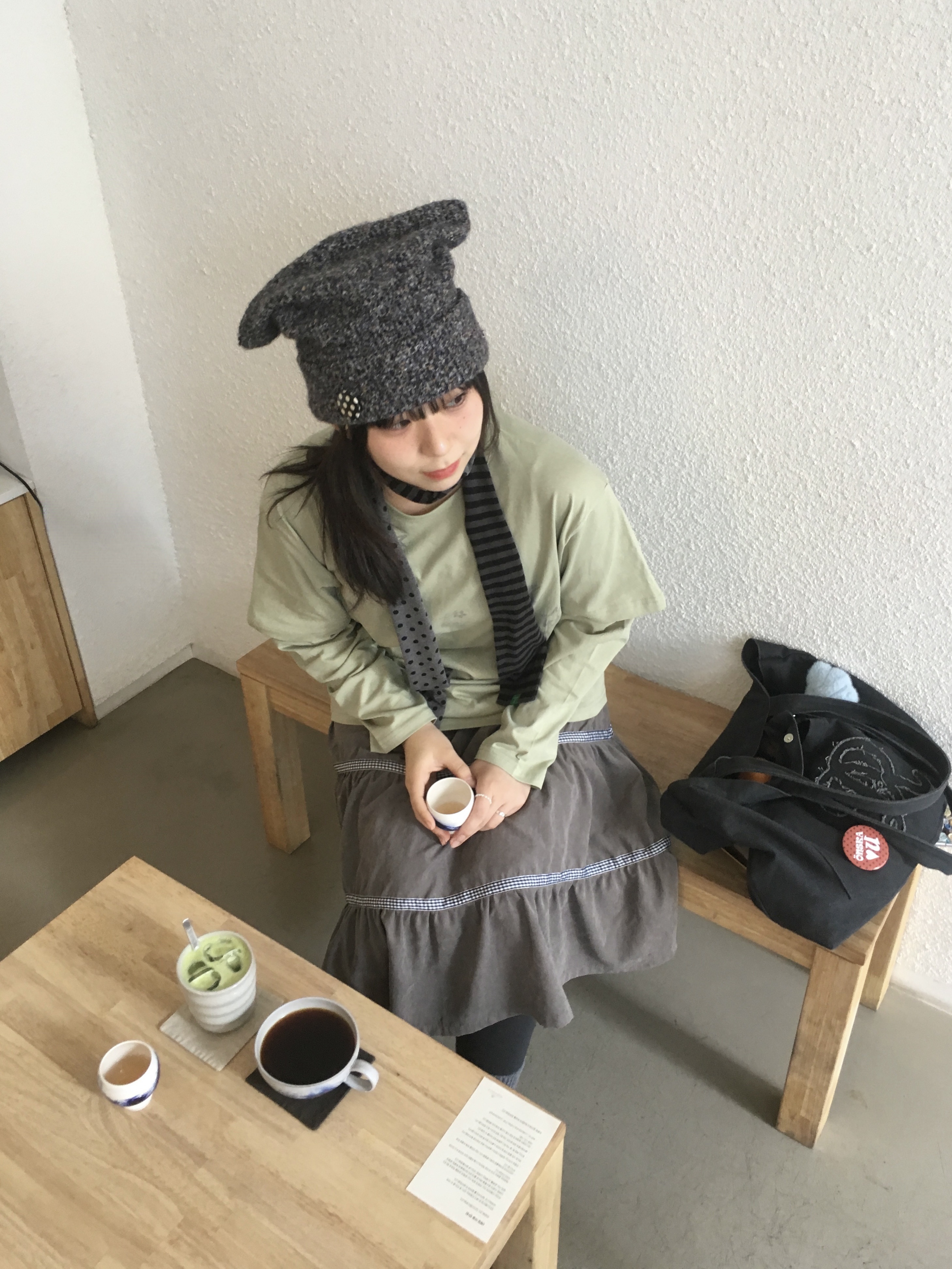 COYSEIO Wide Cat Beanie Grey, AEAE Check Midi Tiered Skirt Brown 착용 스타일 - 1